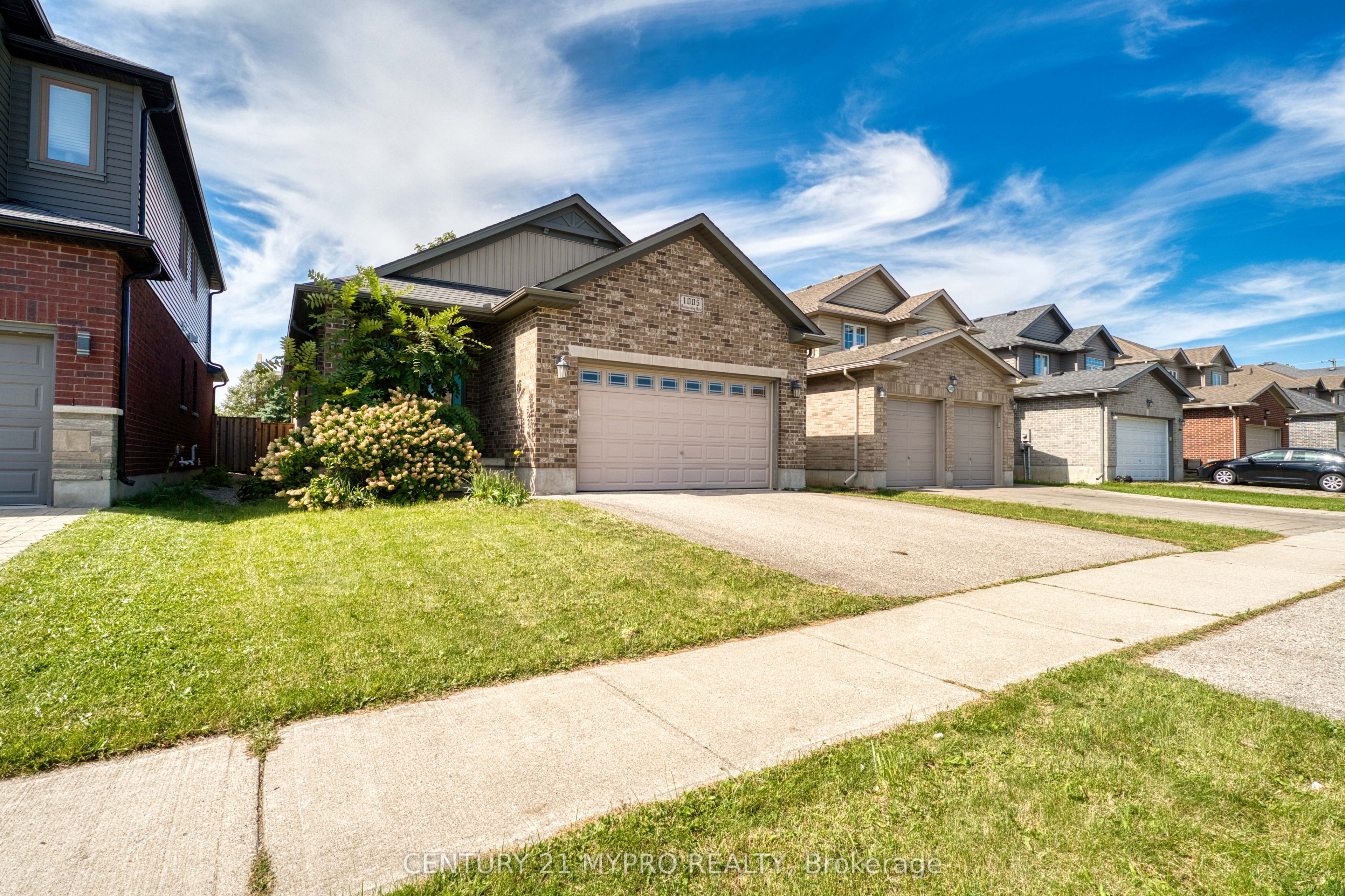 1005 Oakcrossing Gate Property Photo 1