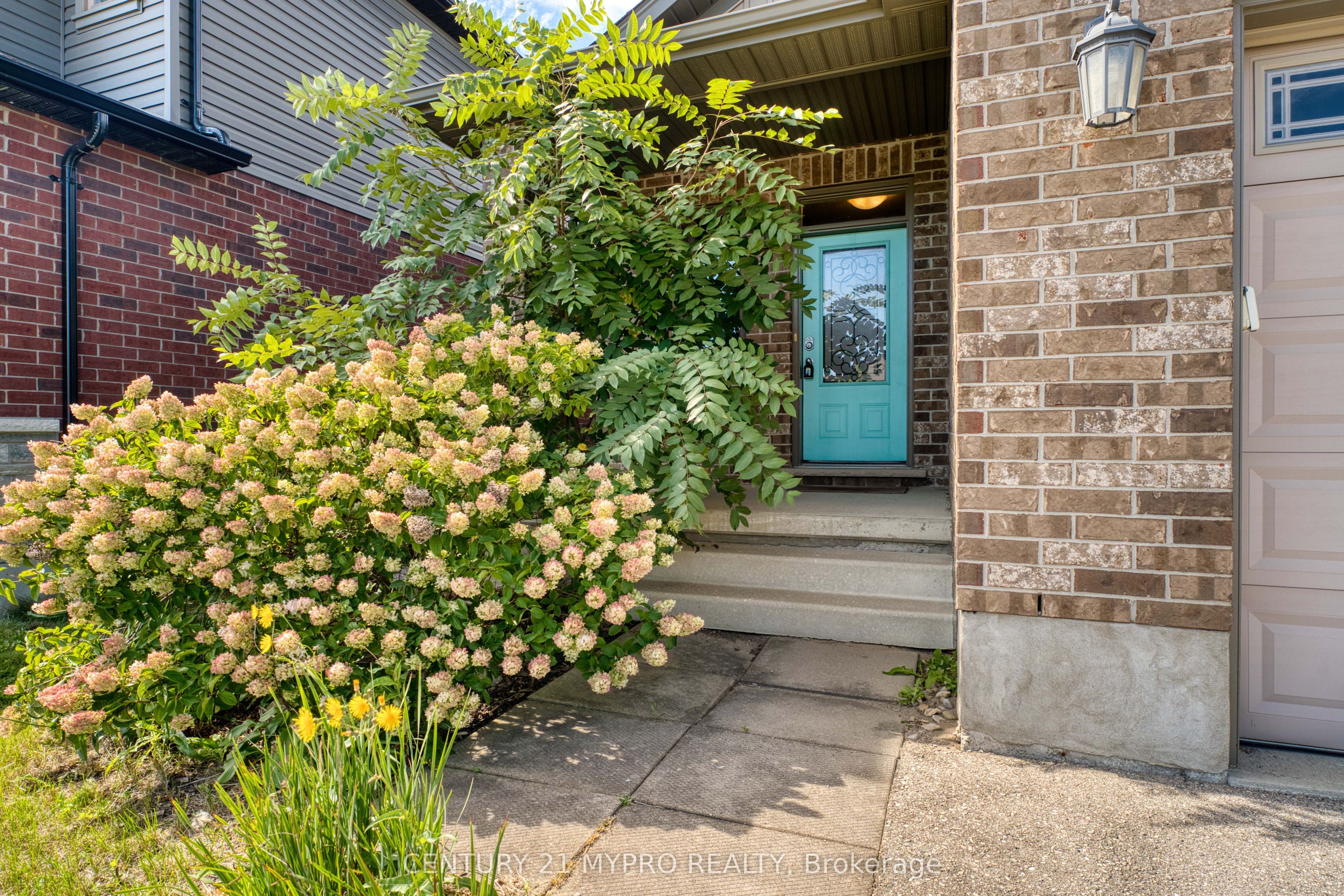 1005 Oakcrossing Gate Property Photo 3