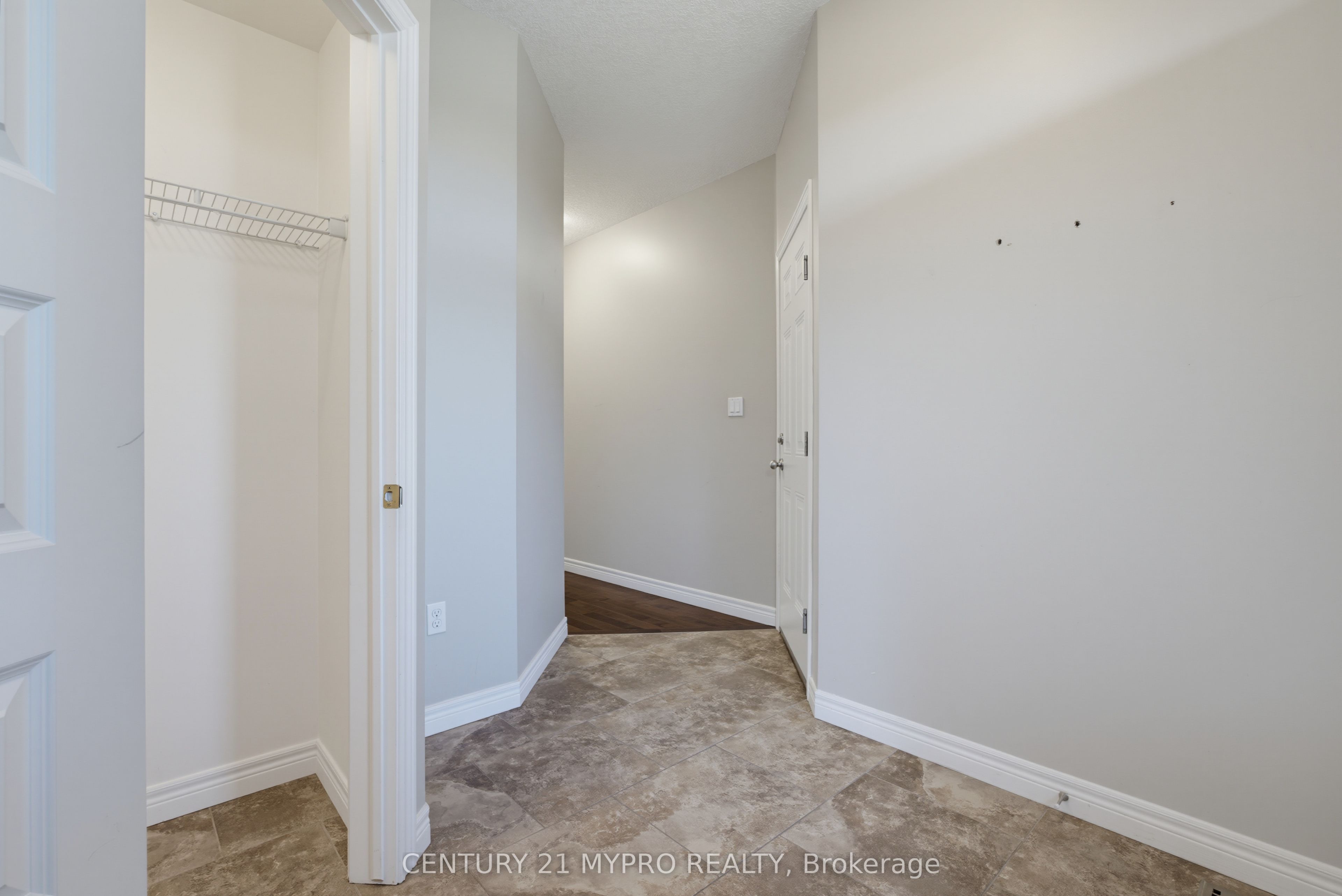 1005 Oakcrossing Gate Property Photo 4