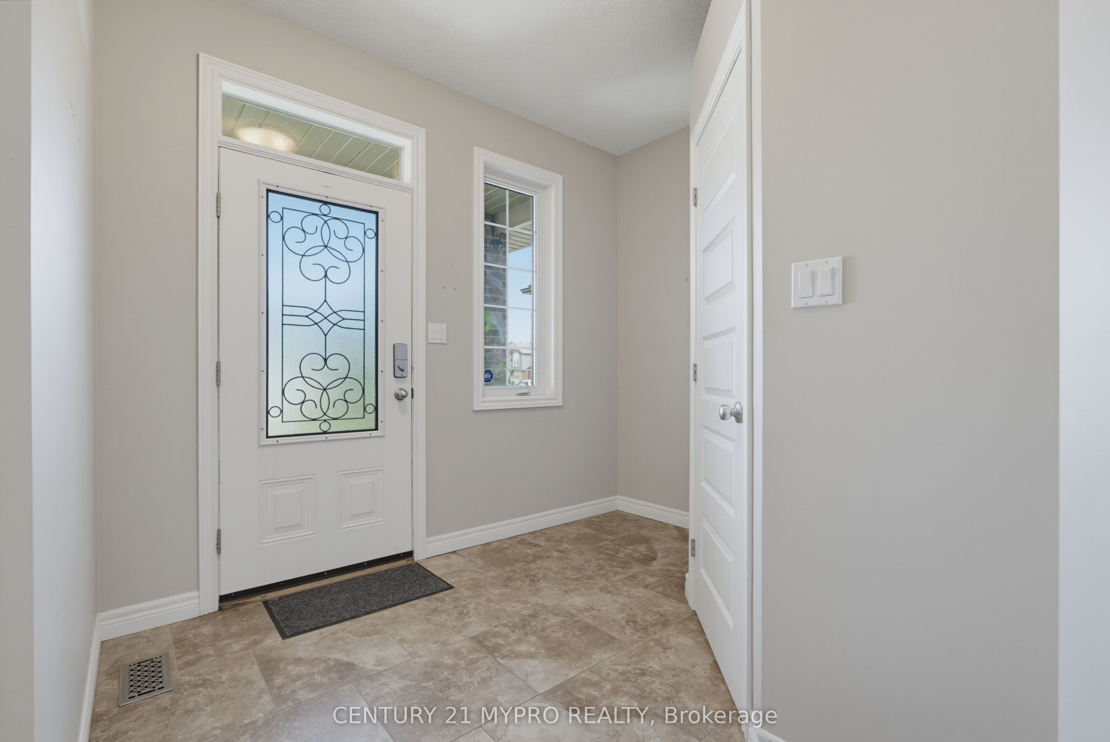 1005 Oakcrossing Gate Property Photo 5