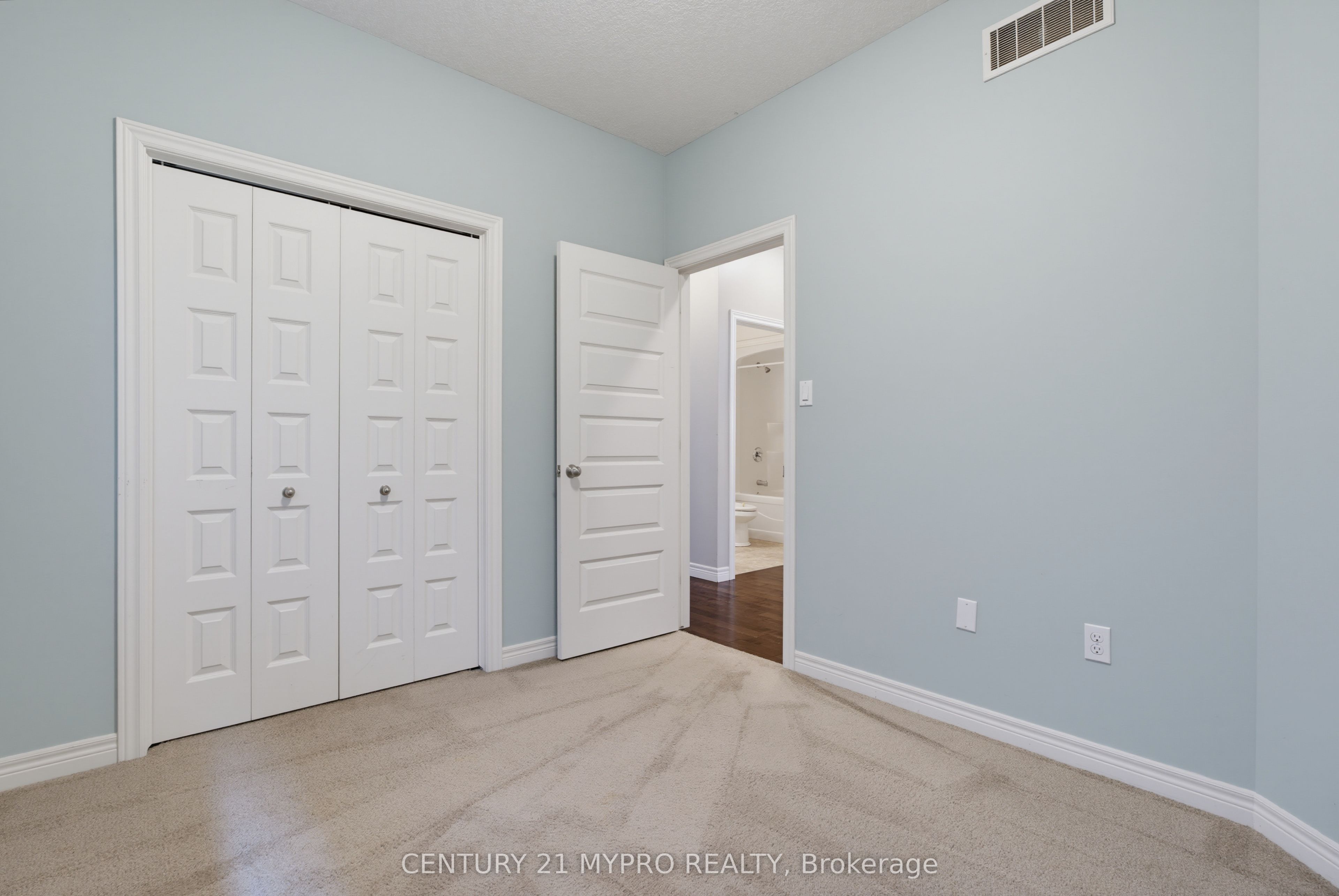 1005 Oakcrossing Gate Property Photo 8