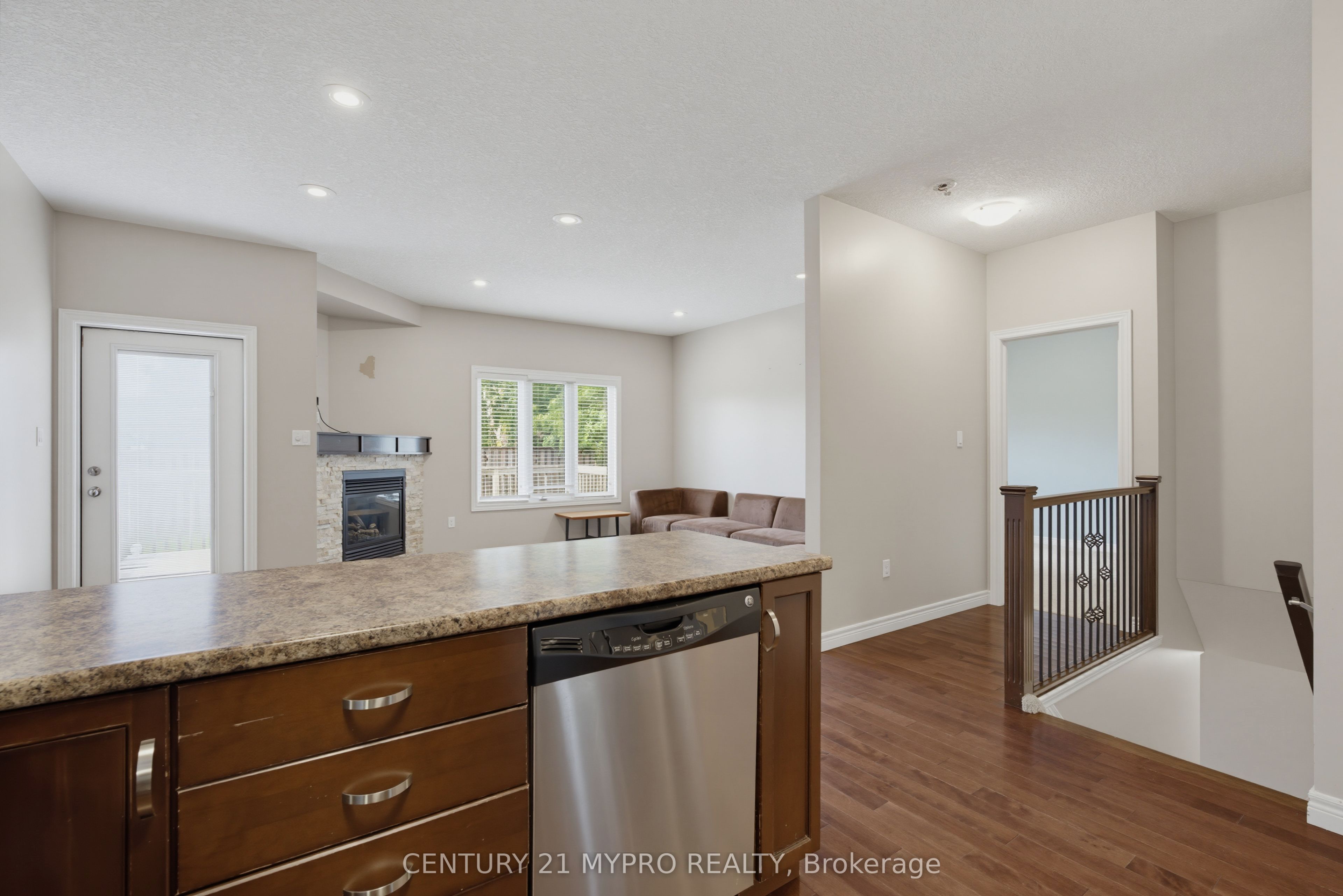 1005 Oakcrossing Gate Property Photo 13