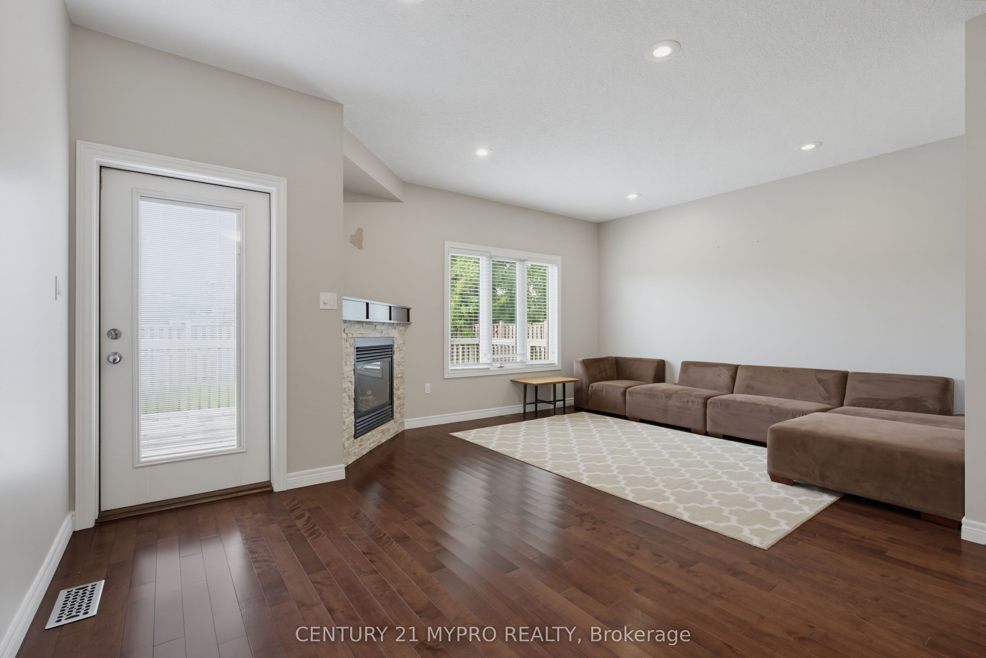 1005 Oakcrossing Gate Property Photo 14