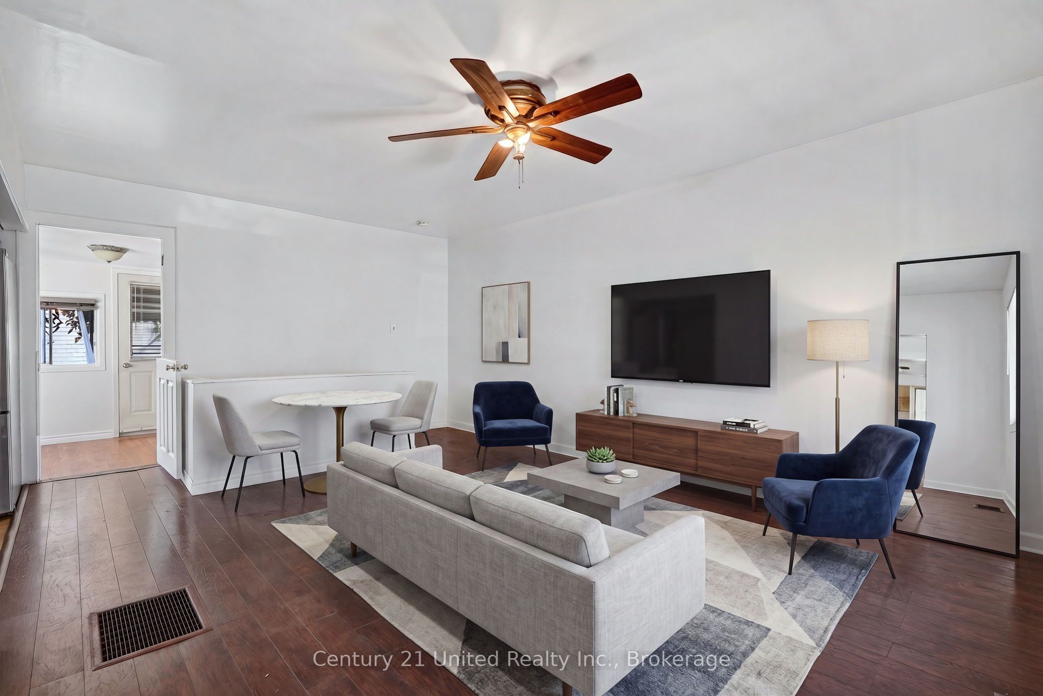 271 University Avenue W Property Photo 5
