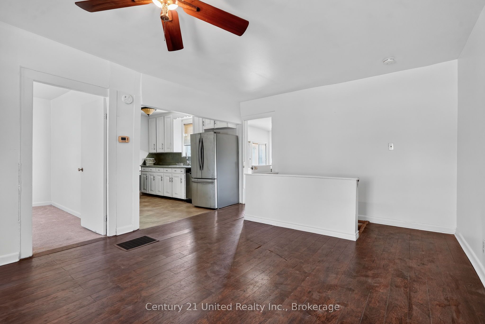 271 University Avenue W Property Photo 9
