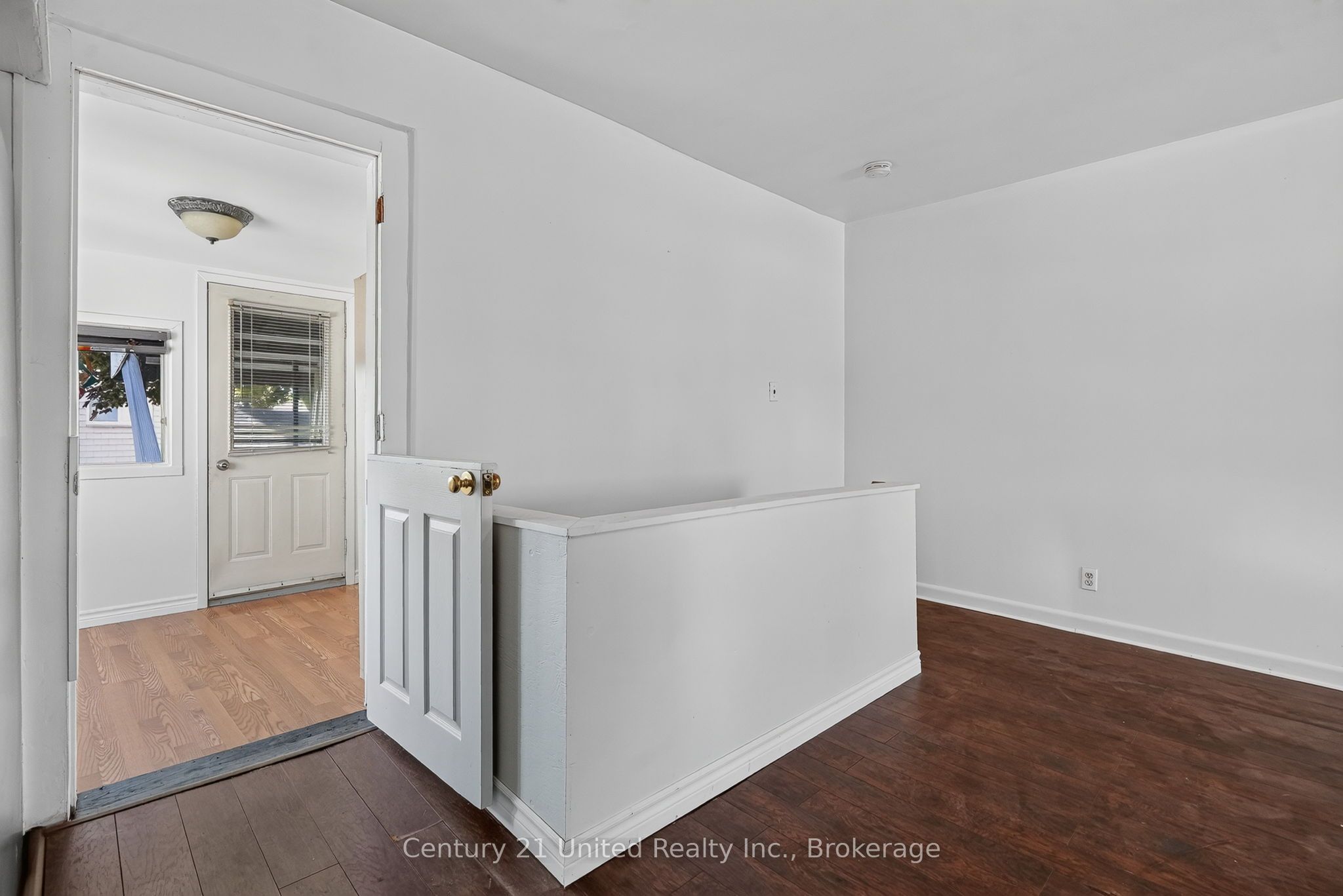 271 University Avenue W Property Photo 12