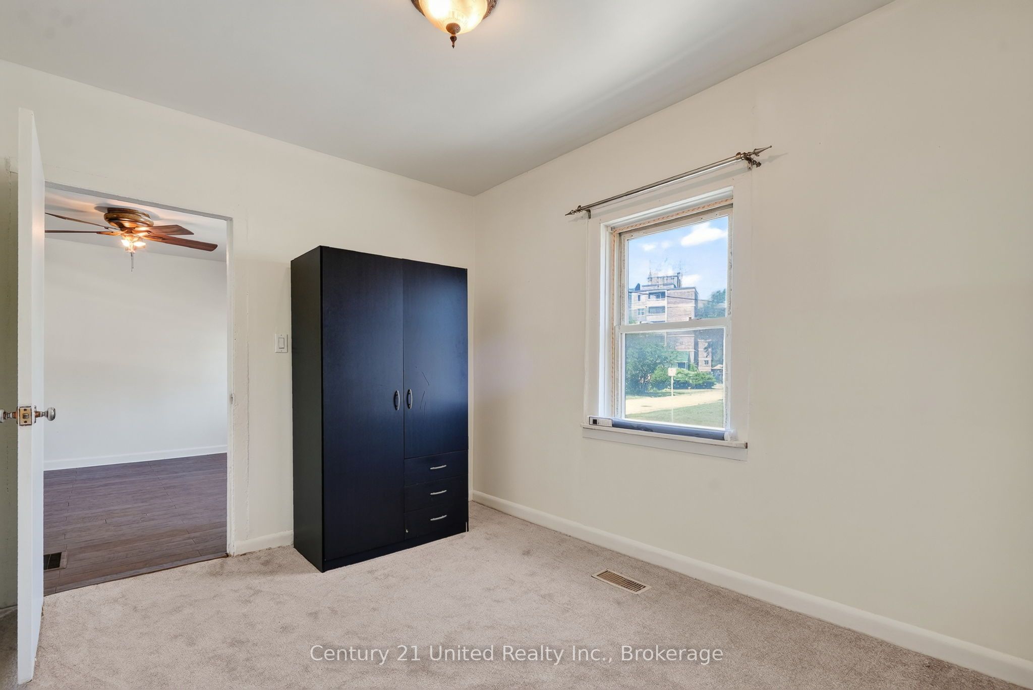 271 University Avenue W Property Photo 23
