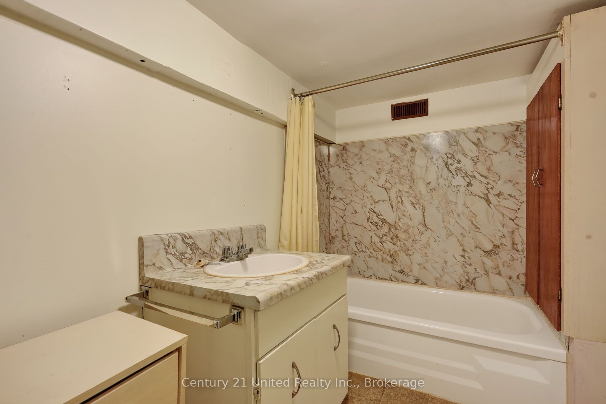 271 University Avenue W Property Photo 28