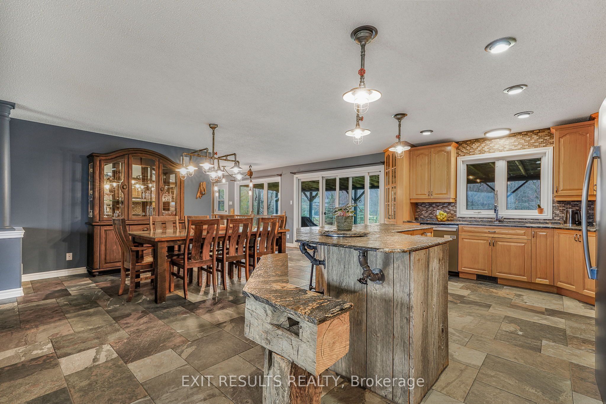 638 St Thomas Road E Property Photo 8