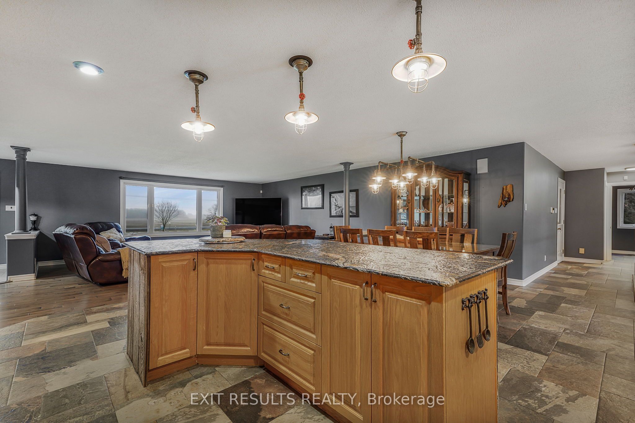 638 St Thomas Road E Property Photo 10