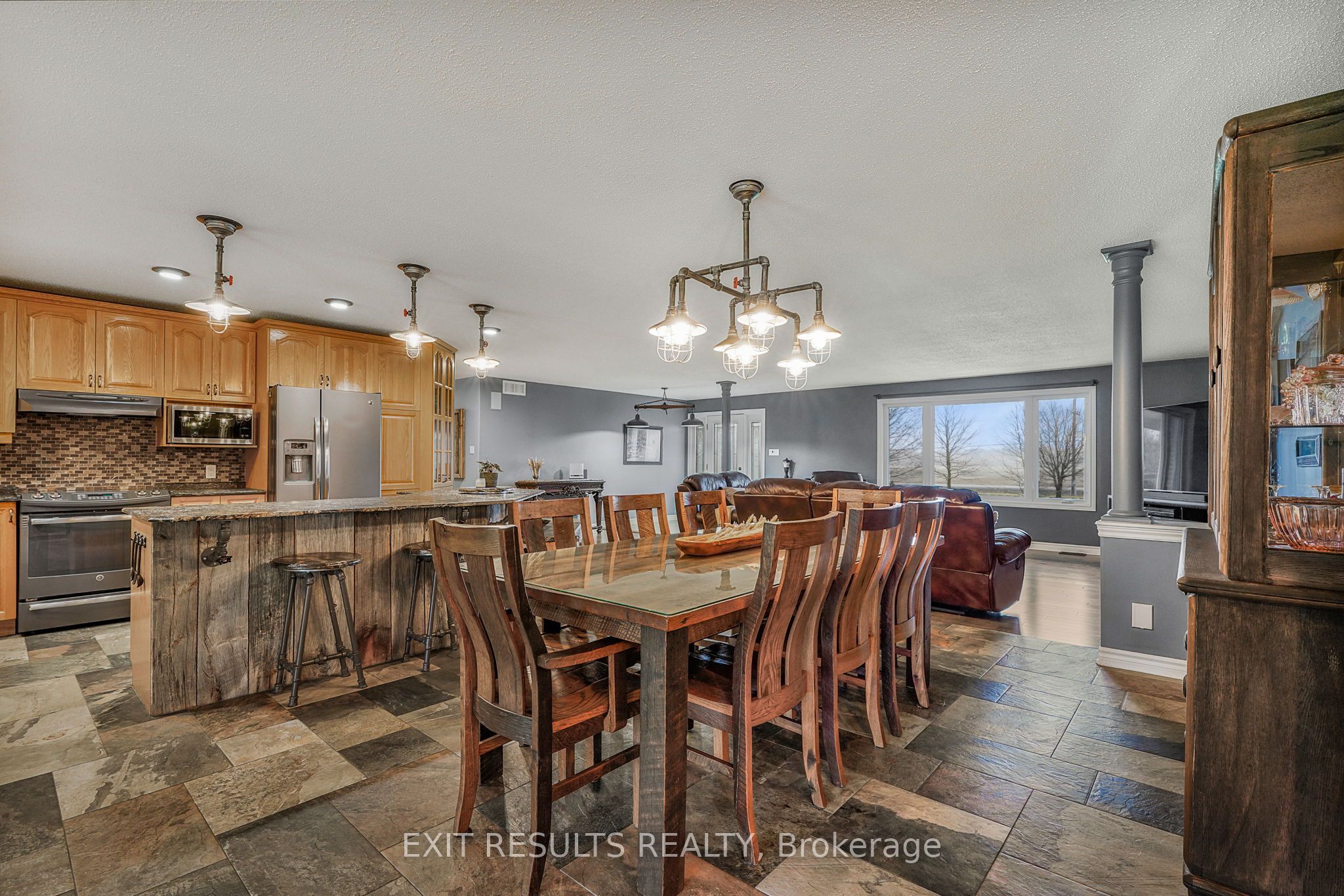 638 St Thomas Road E Property Photo 11