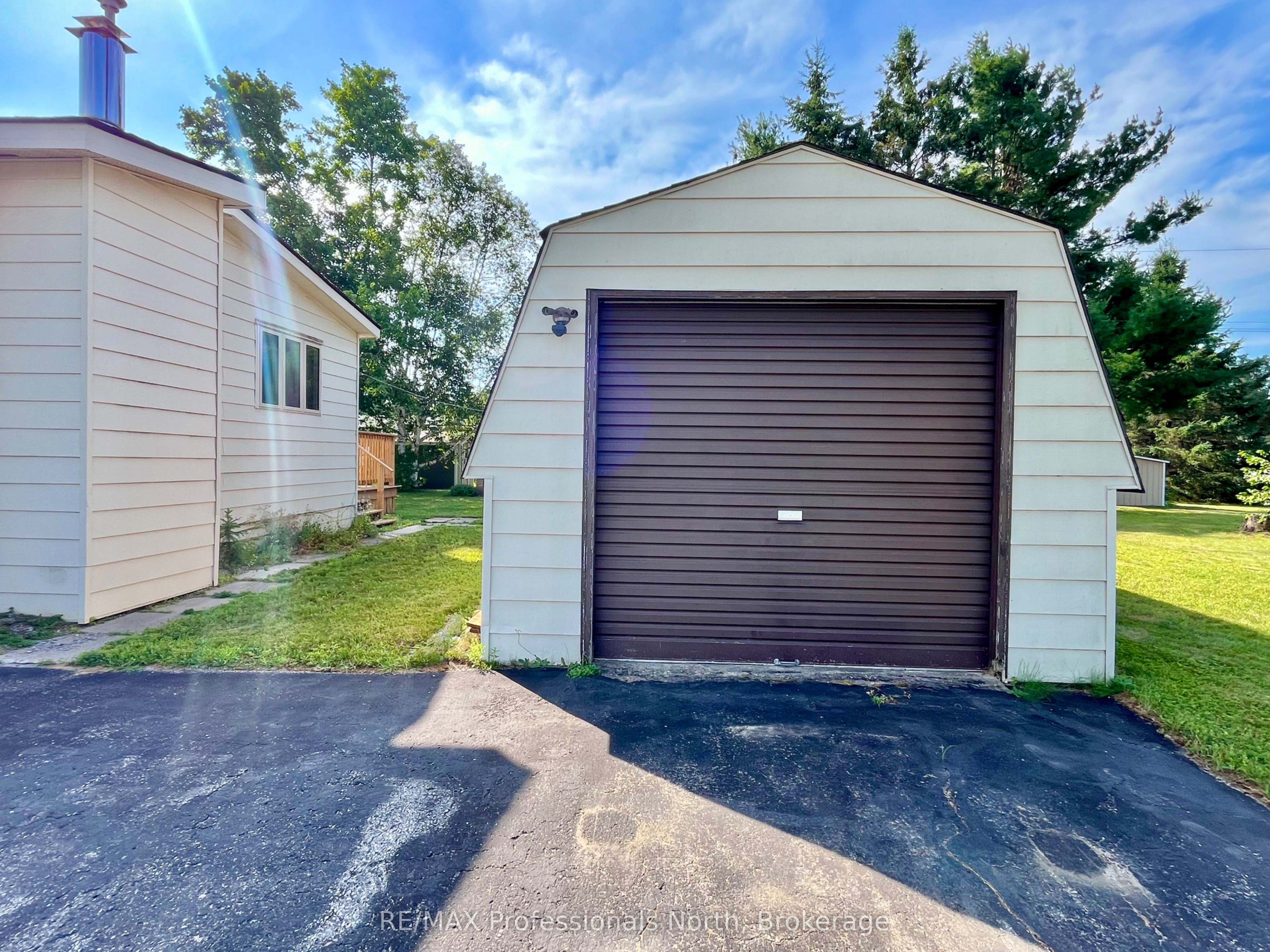 1034 Eighth Lane Property Photo 3