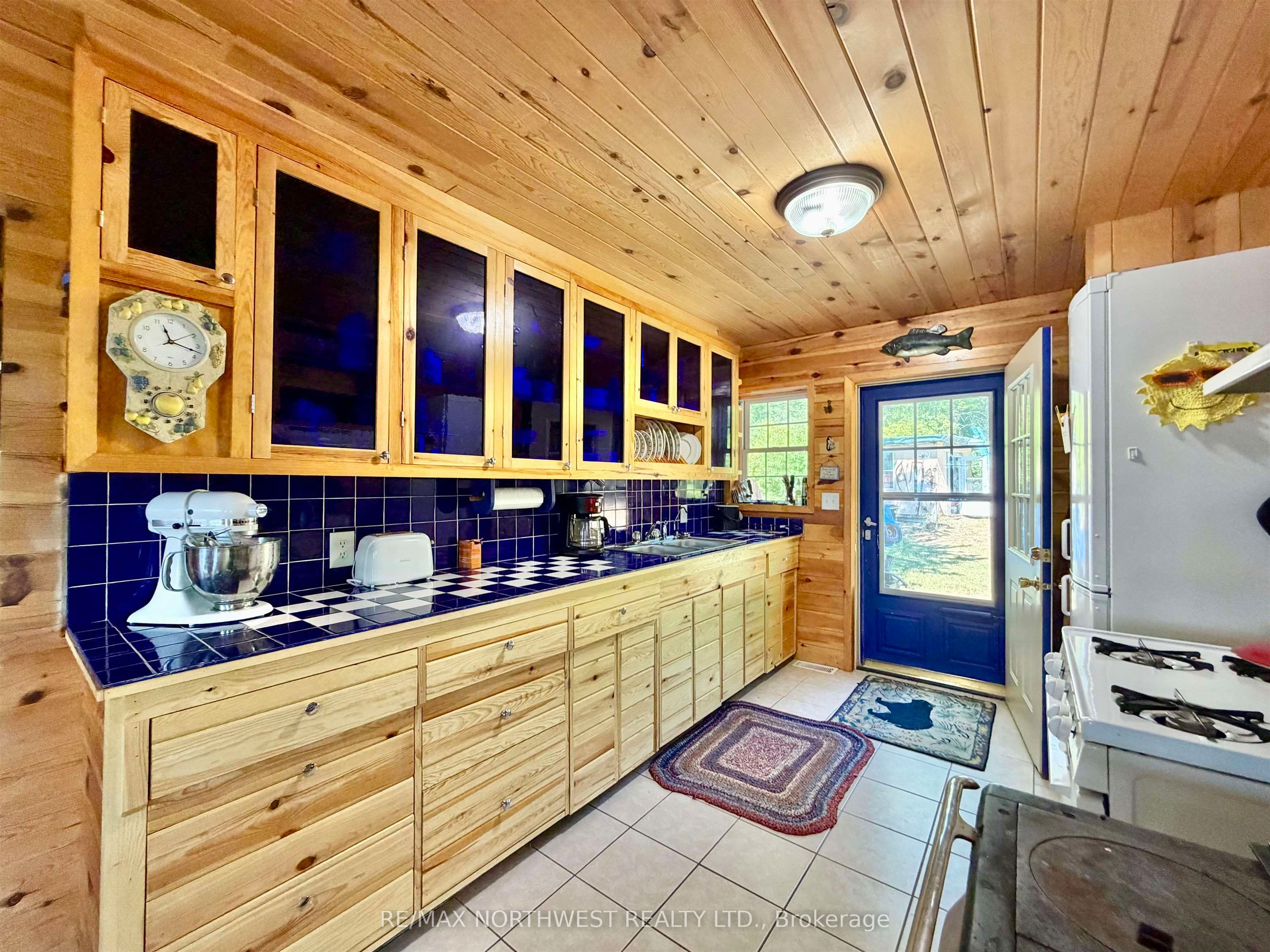 G1686 Rainy Lake Property Photo 4
