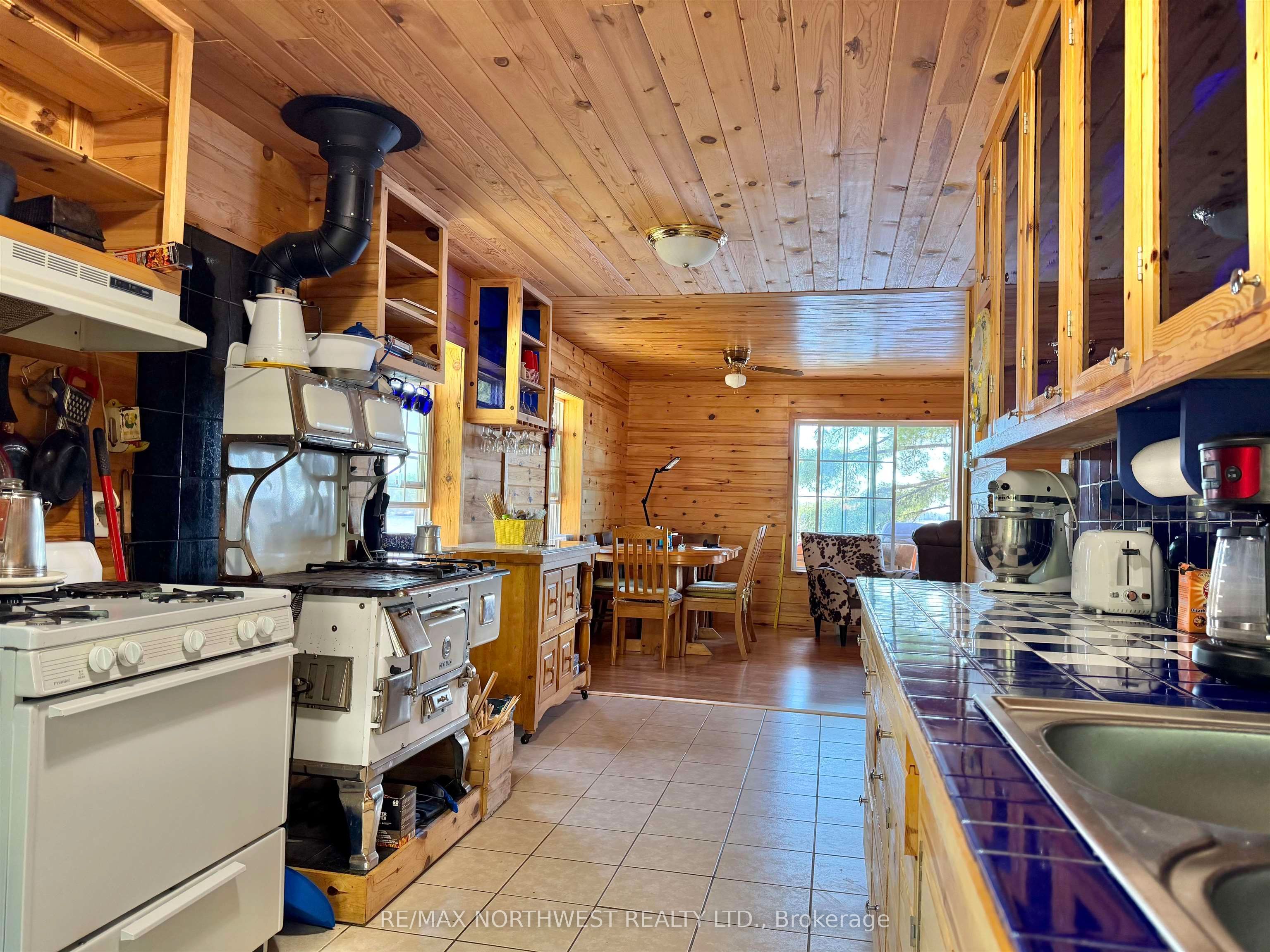 G1686 Rainy Lake Property Photo 5