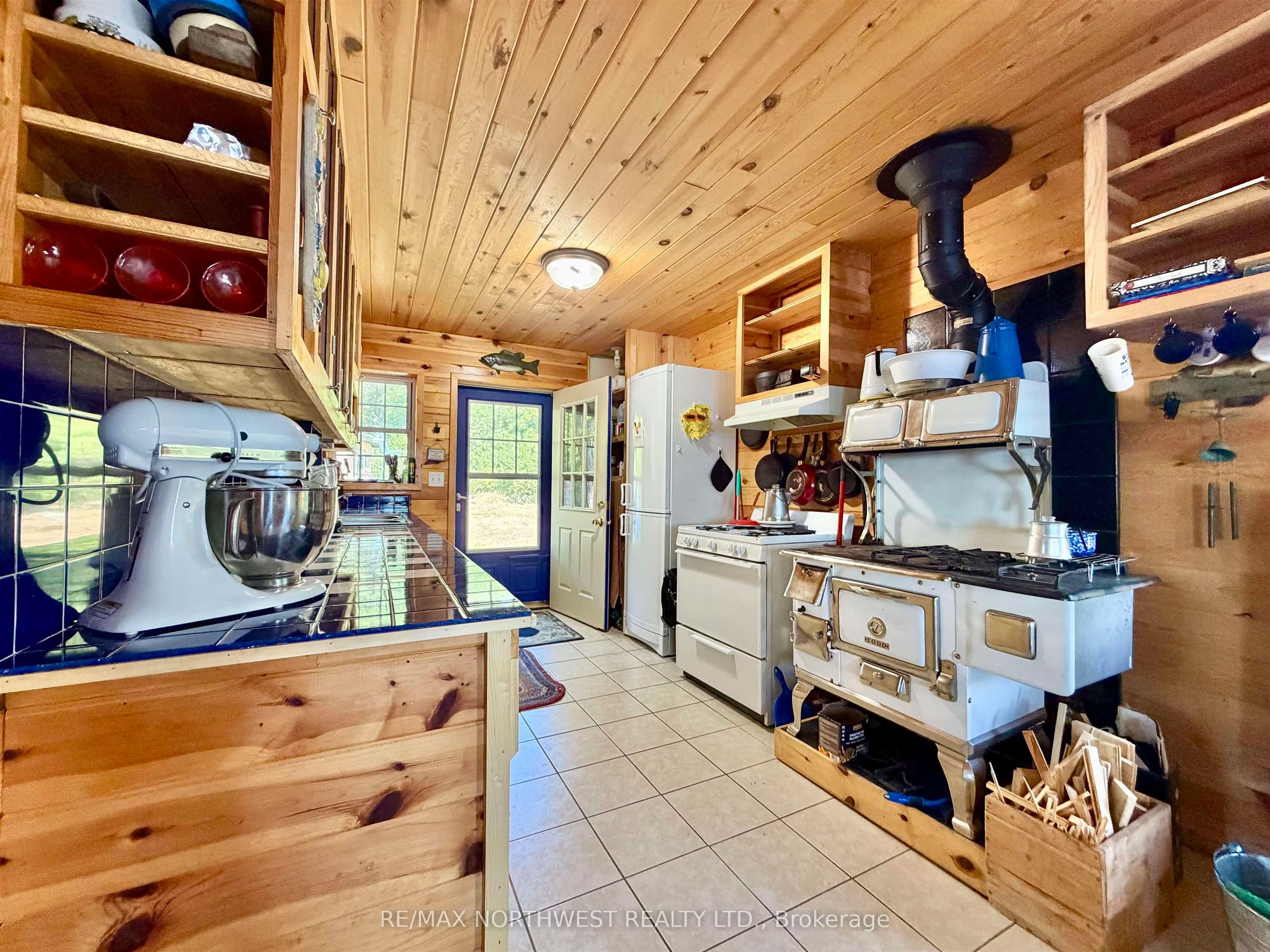 G1686 Rainy Lake Property Photo 6