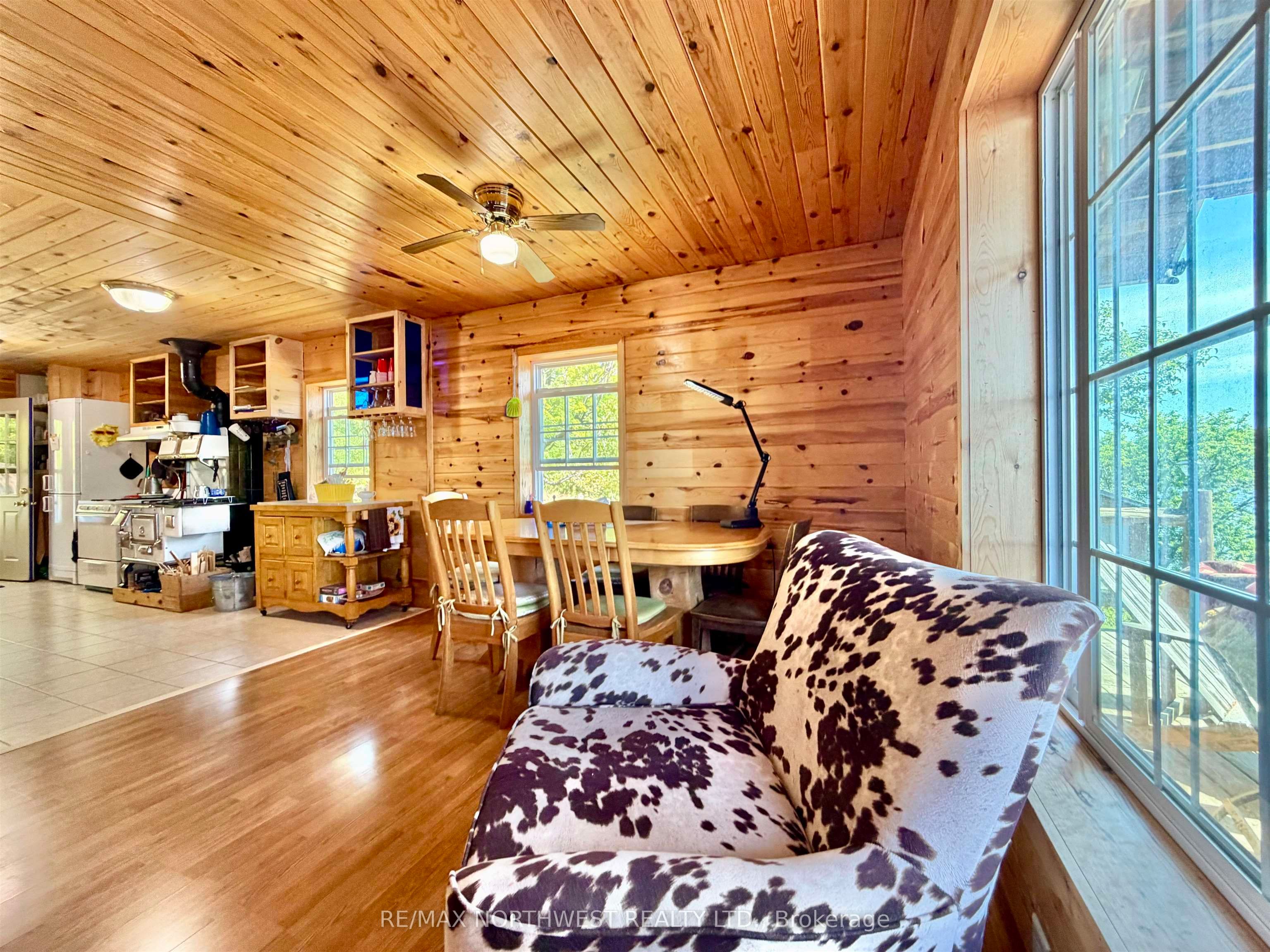 G1686 Rainy Lake Property Photo 7