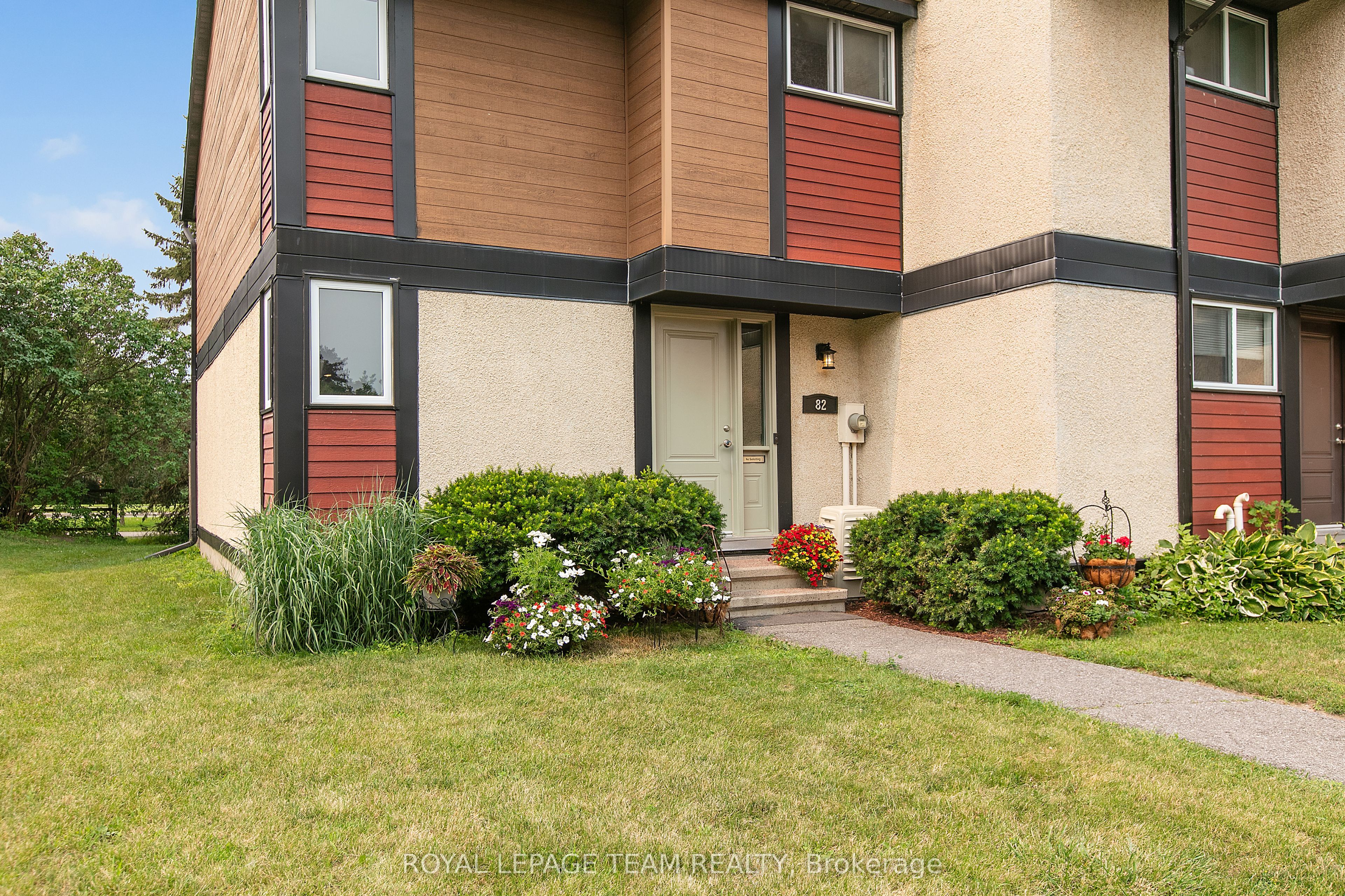 82 Mcclintock Way 68 Property Photo 2