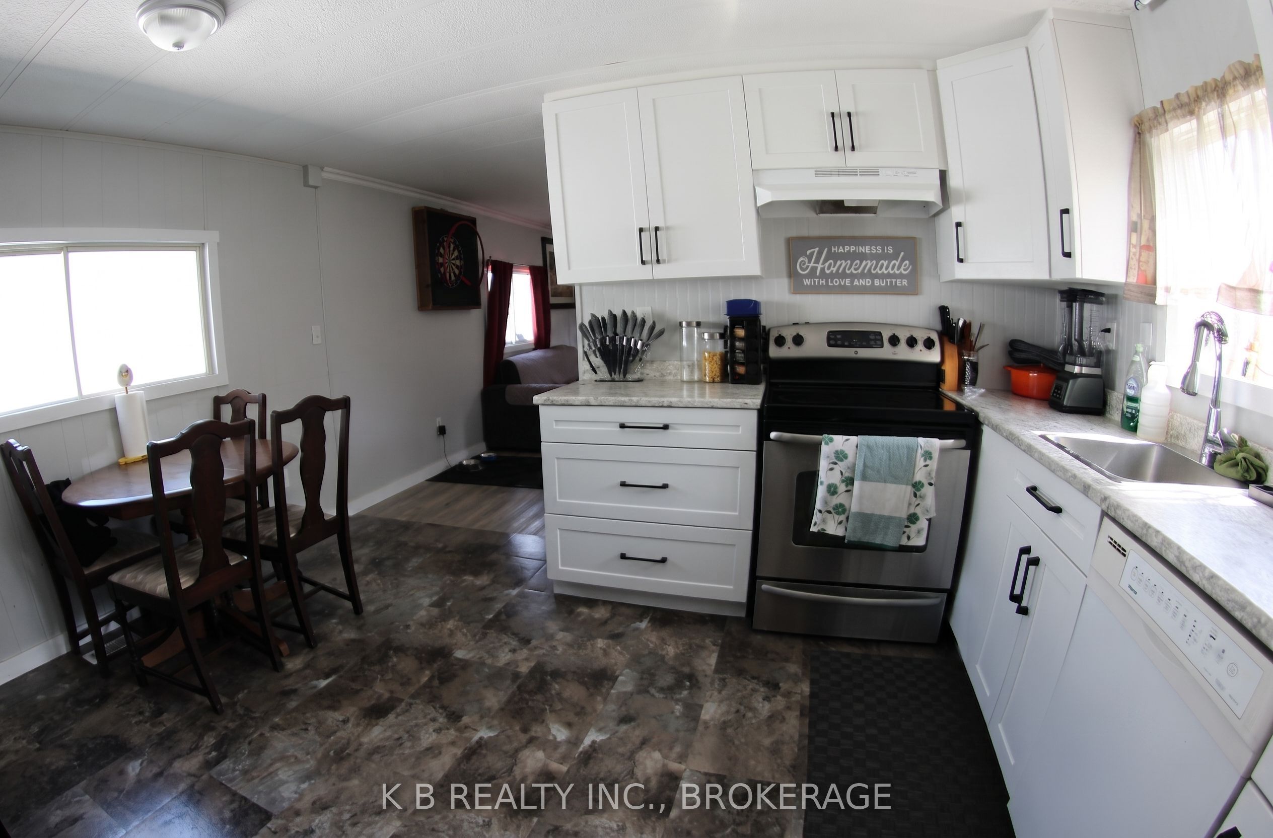 4 Cedar Street W Property Photo 5