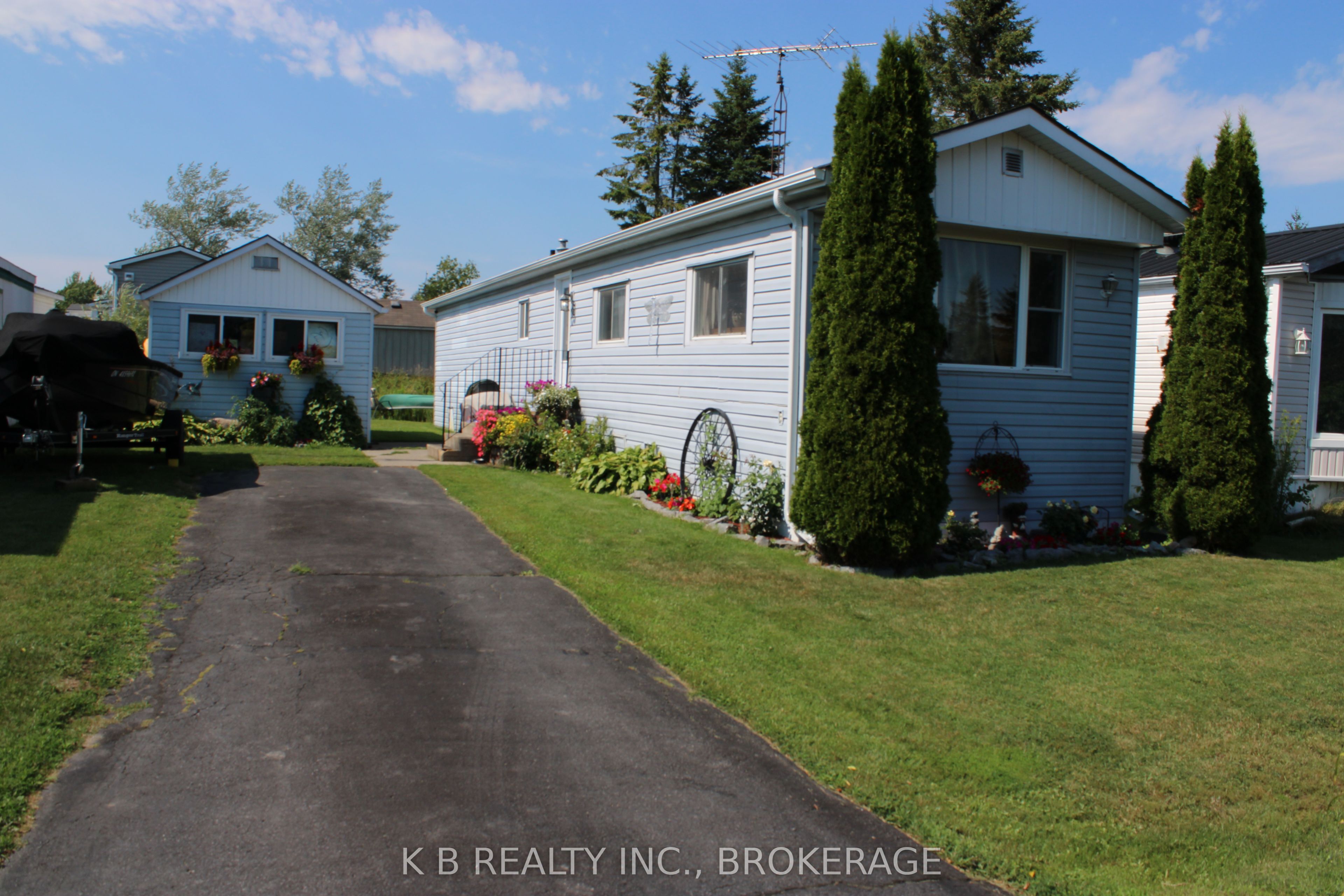 4 Cedar Street W Property Photo 16