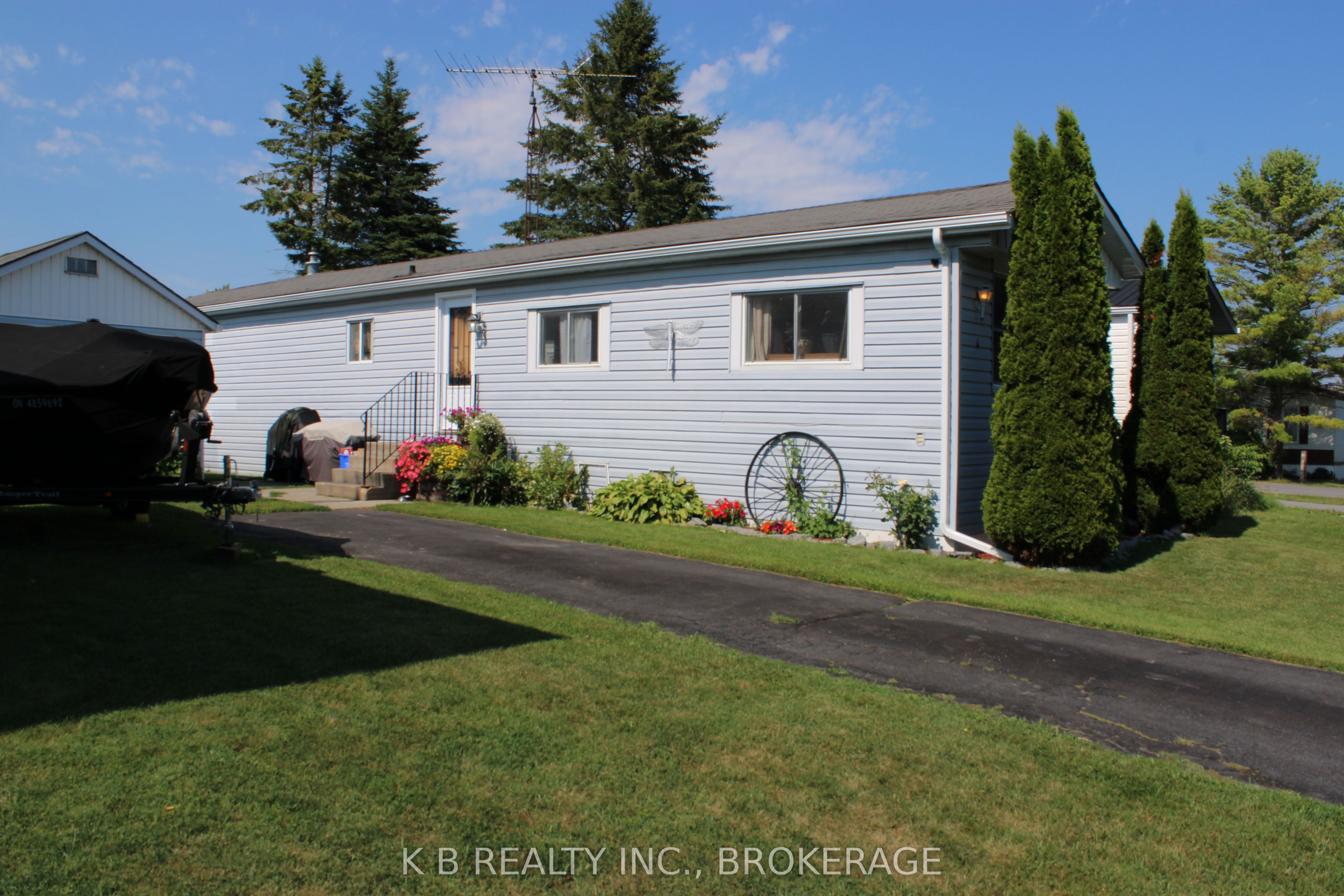 4 Cedar Street W Property Photo 17