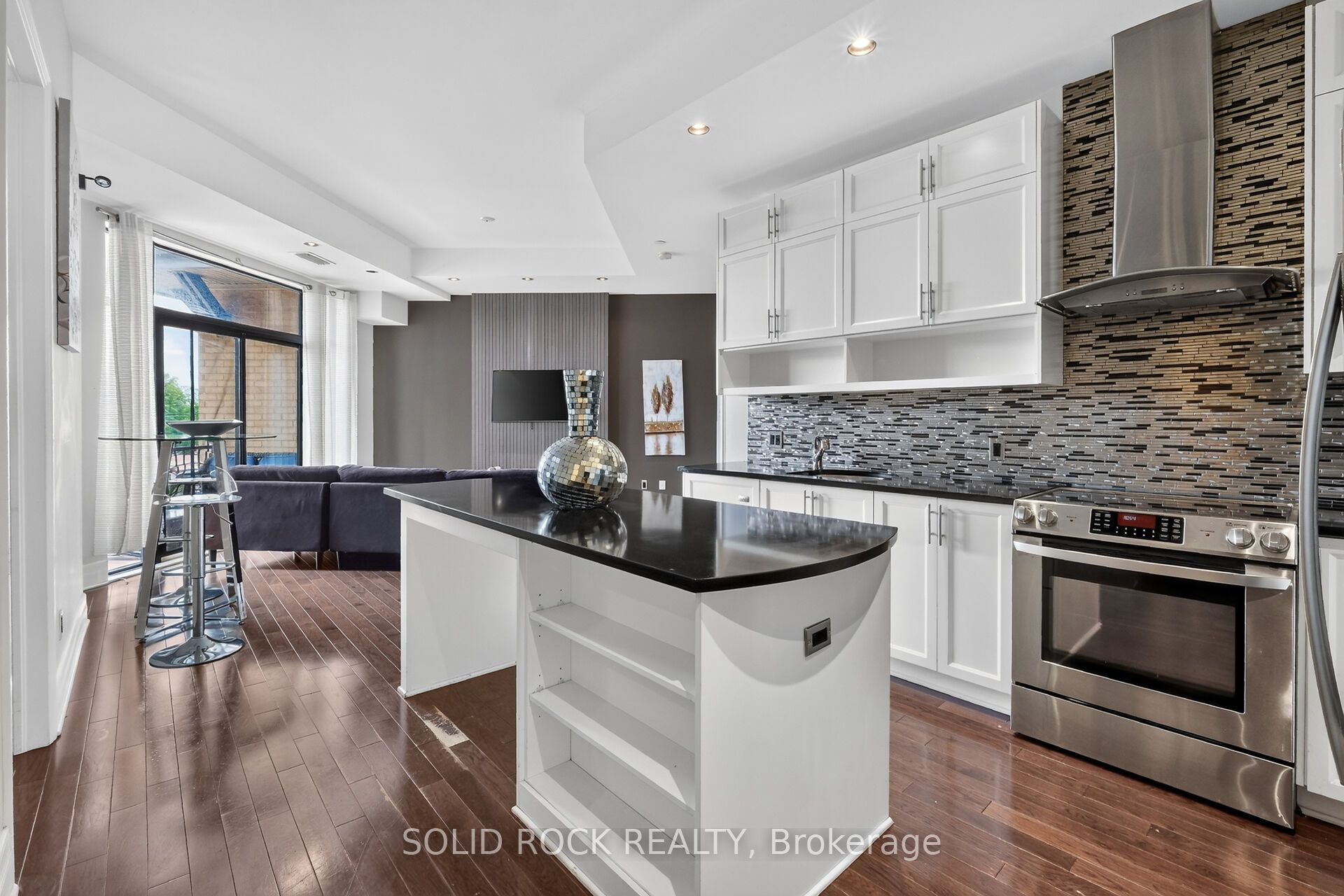 808 Bronson Avenue Ph18 Property Photo 11