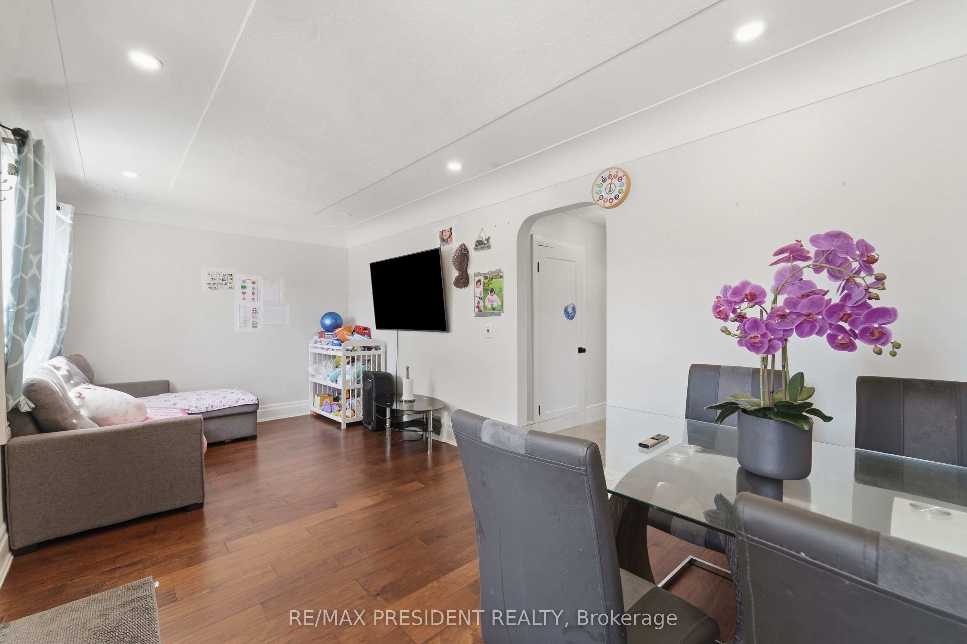 43 Adair Avenue N Property Photo 3