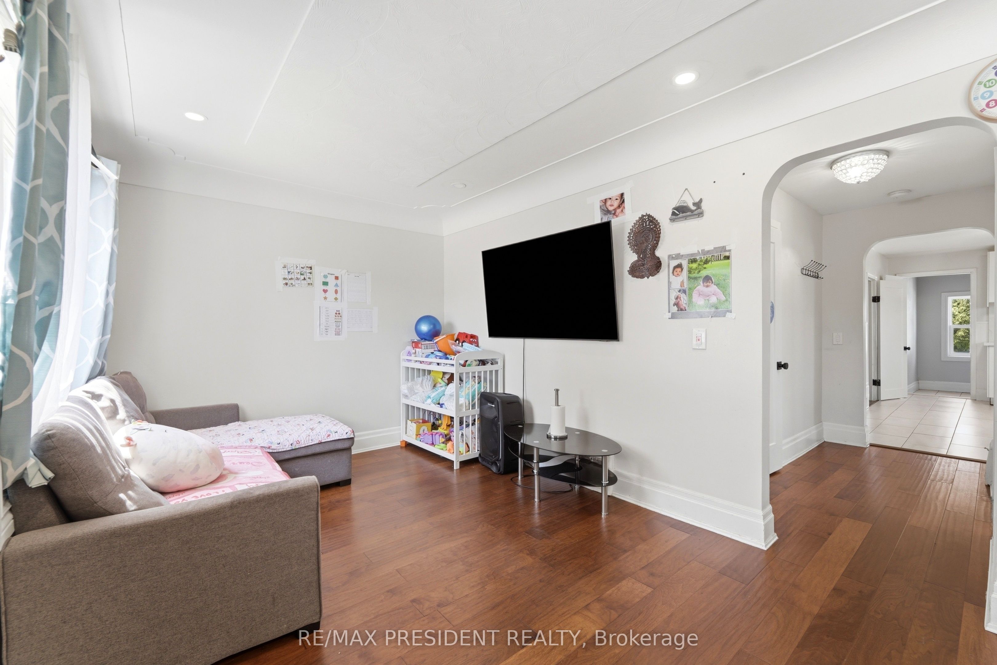43 Adair Avenue N Property Photo 4