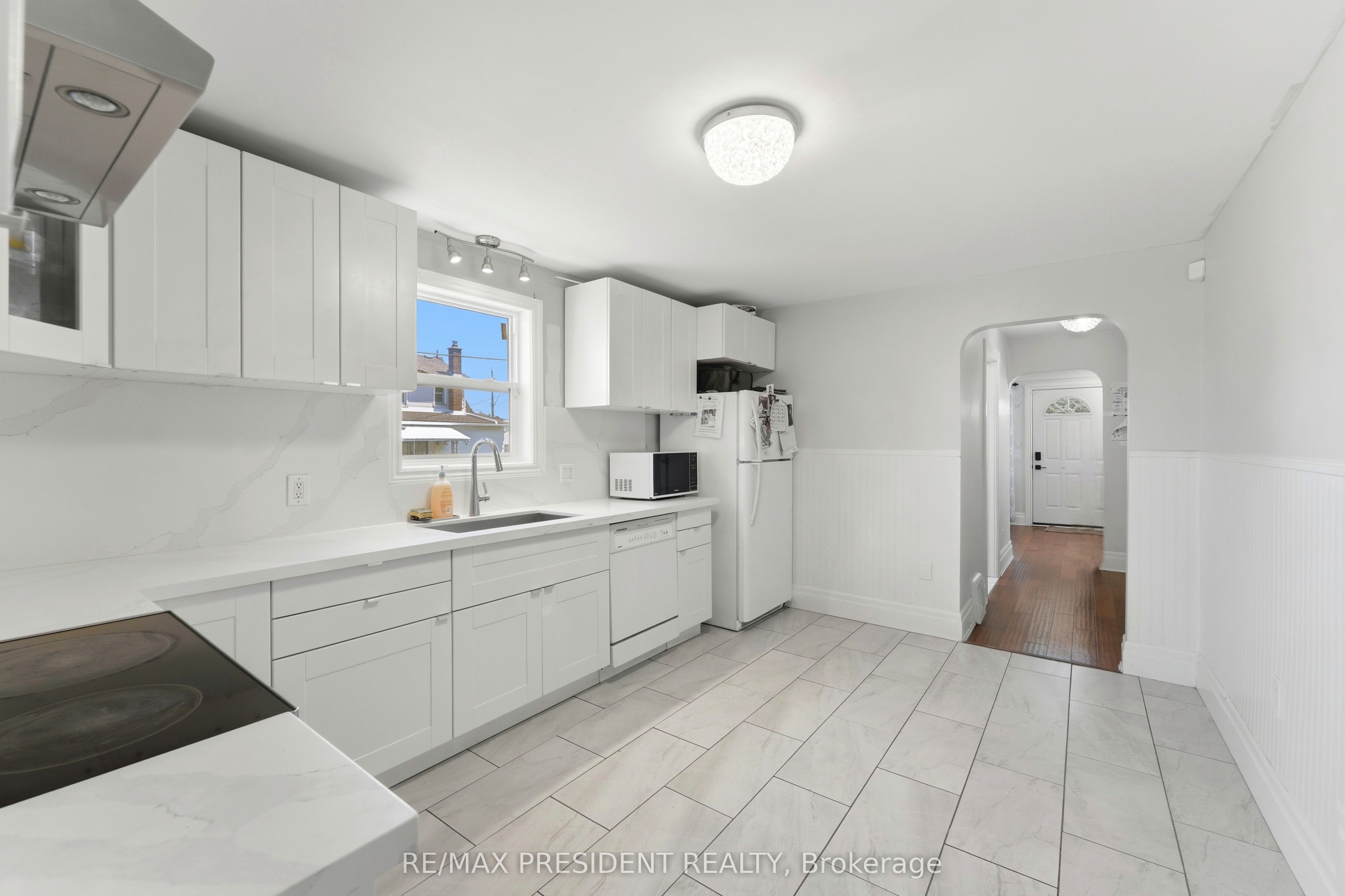 43 Adair Avenue N Property Photo 8