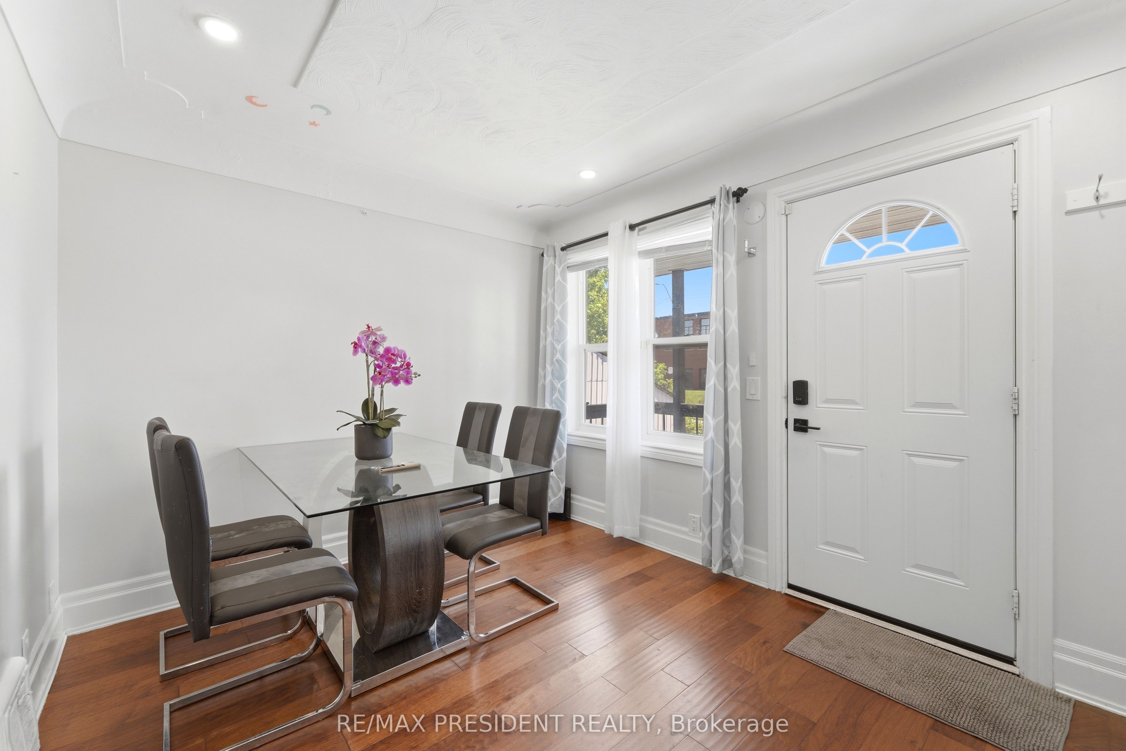 43 Adair Avenue N Property Photo 11