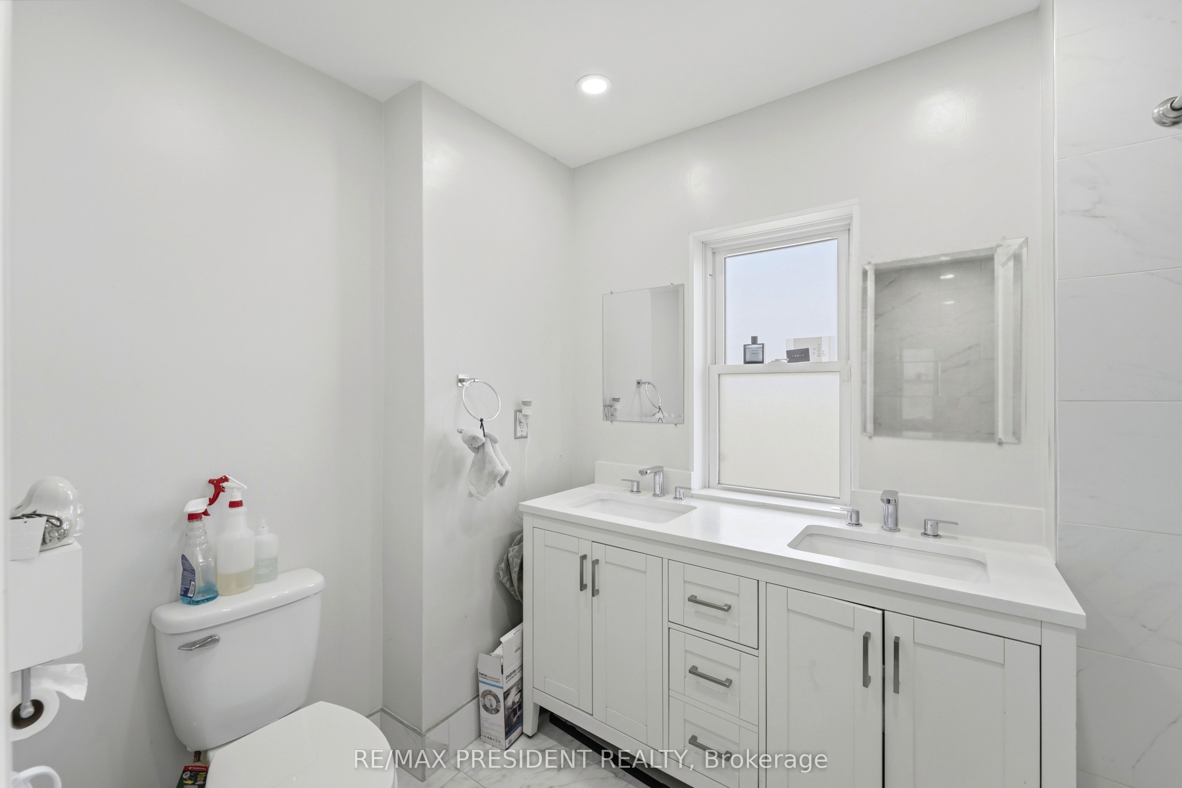 43 Adair Avenue N Property Photo 12