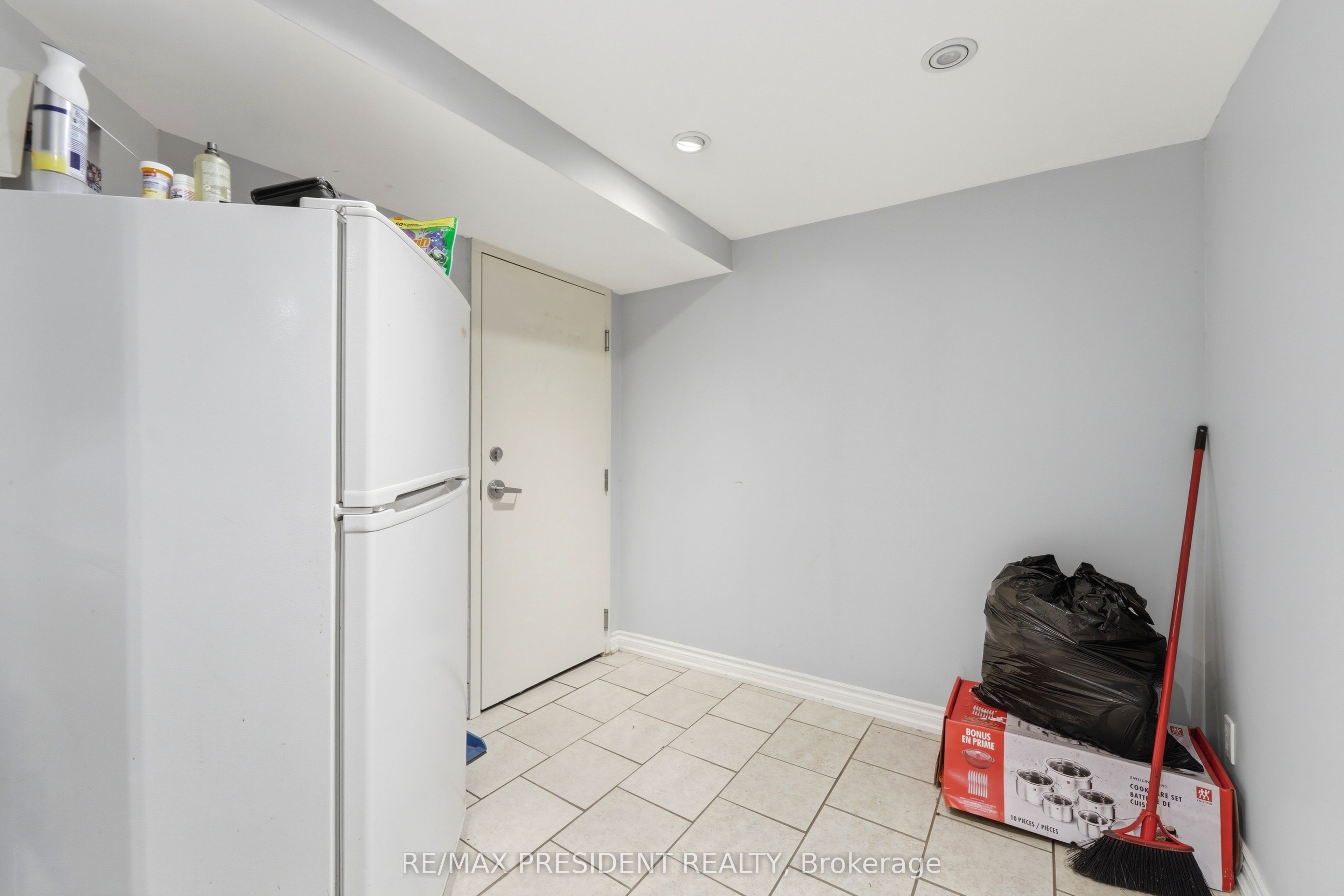43 Adair Avenue N Property Photo 20