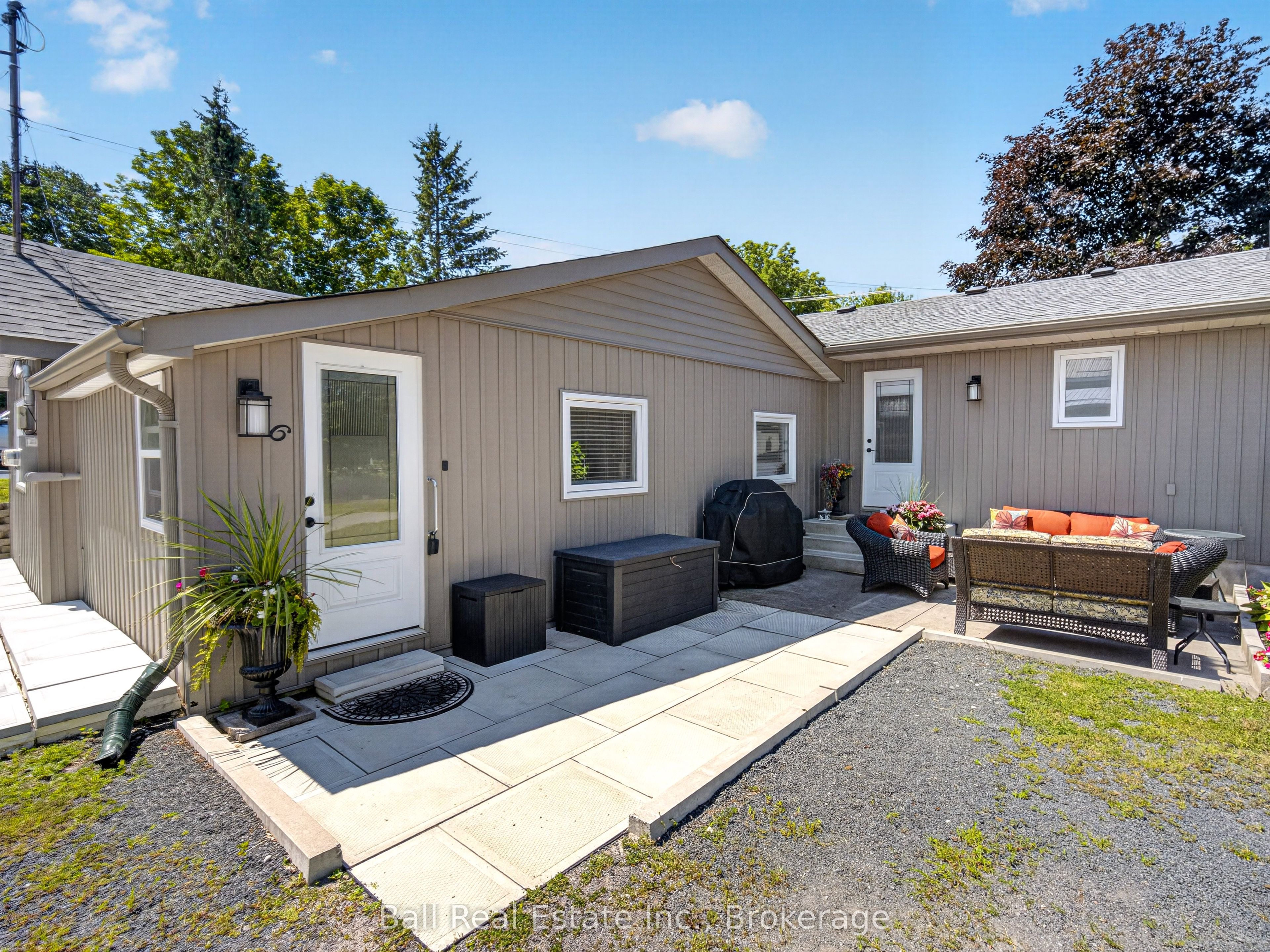 6 Ermatinger Street Property Photo 4