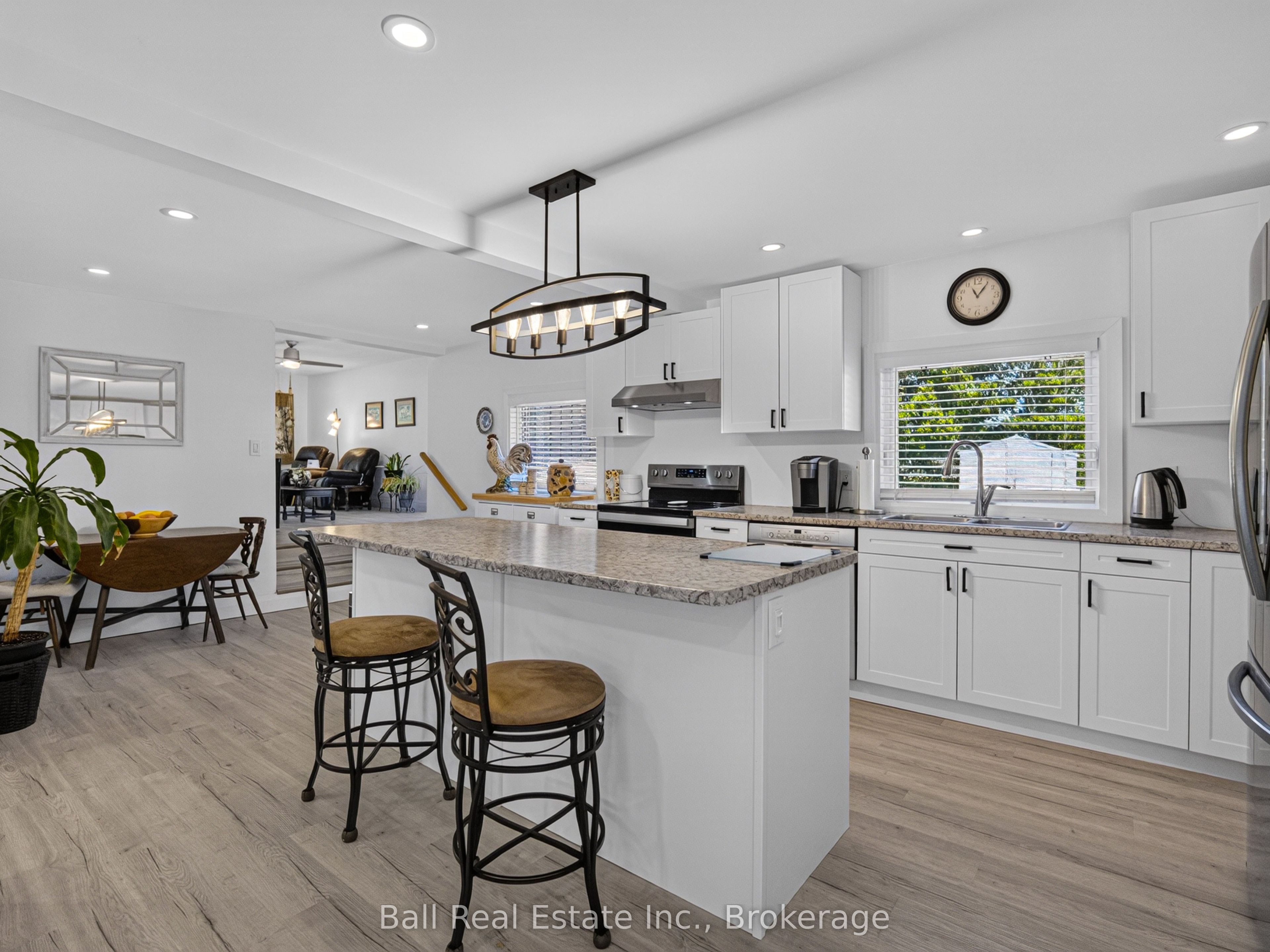 6 Ermatinger Street Property Photo 5