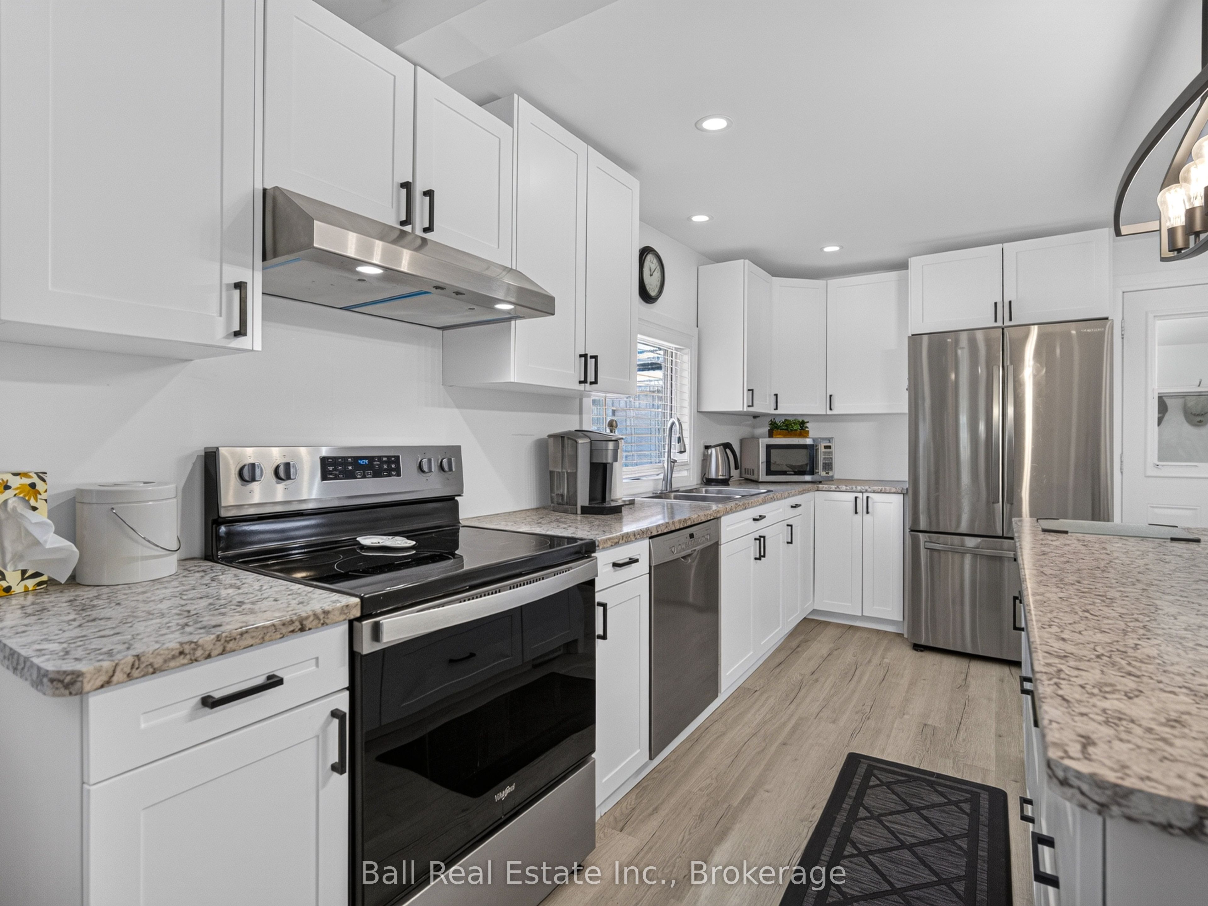 6 Ermatinger Street Property Photo 8