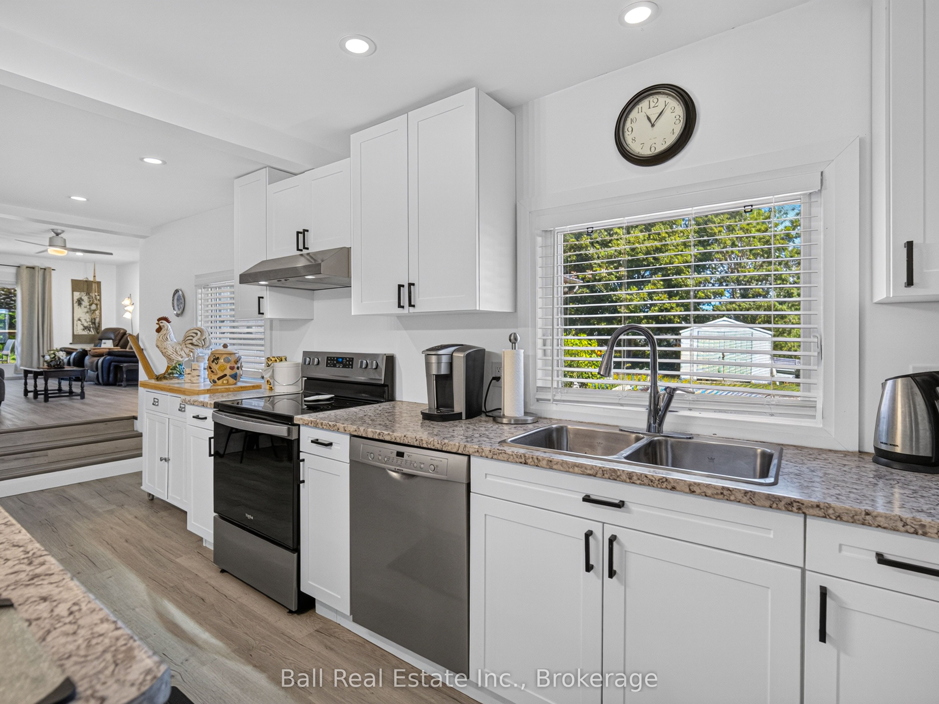 6 Ermatinger Street Property Photo 9