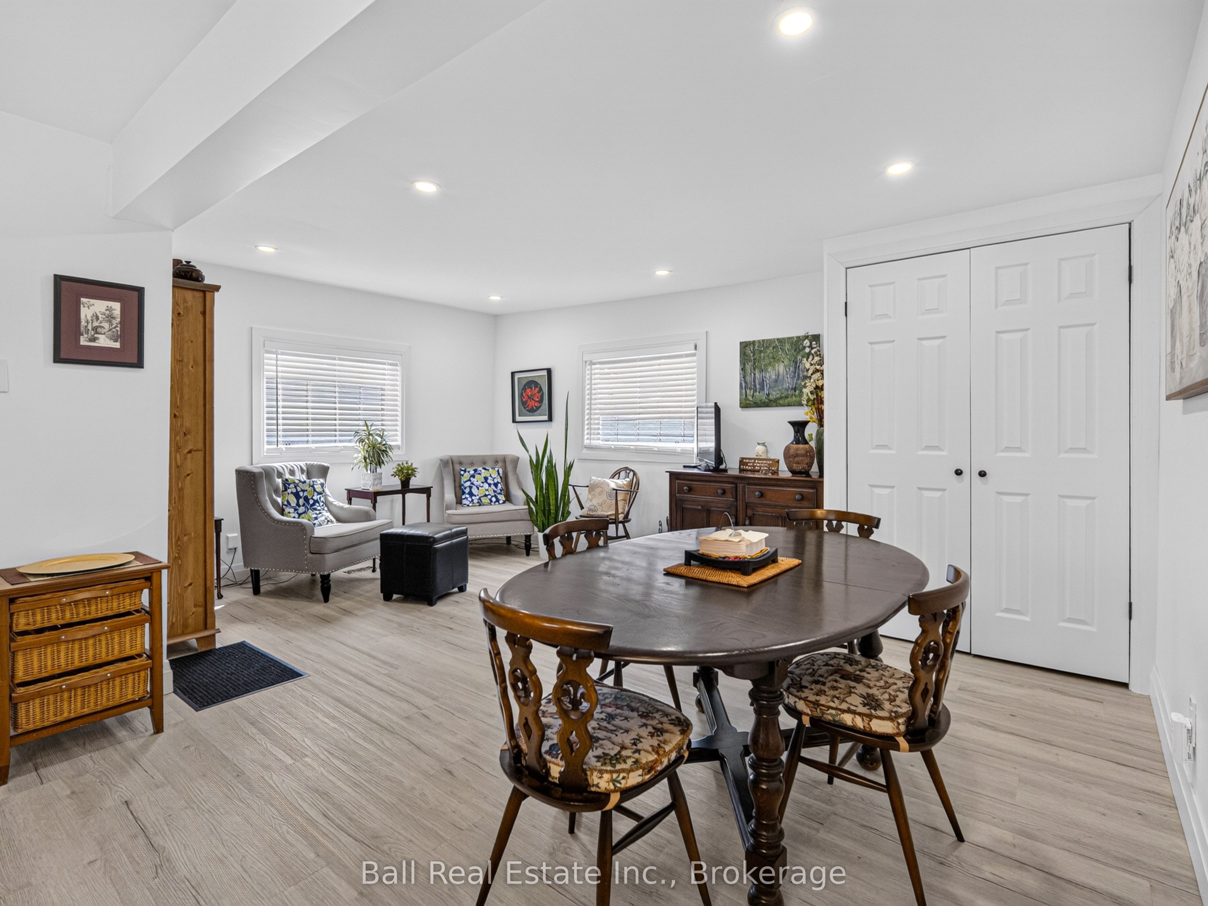 6 Ermatinger Street Property Photo 11