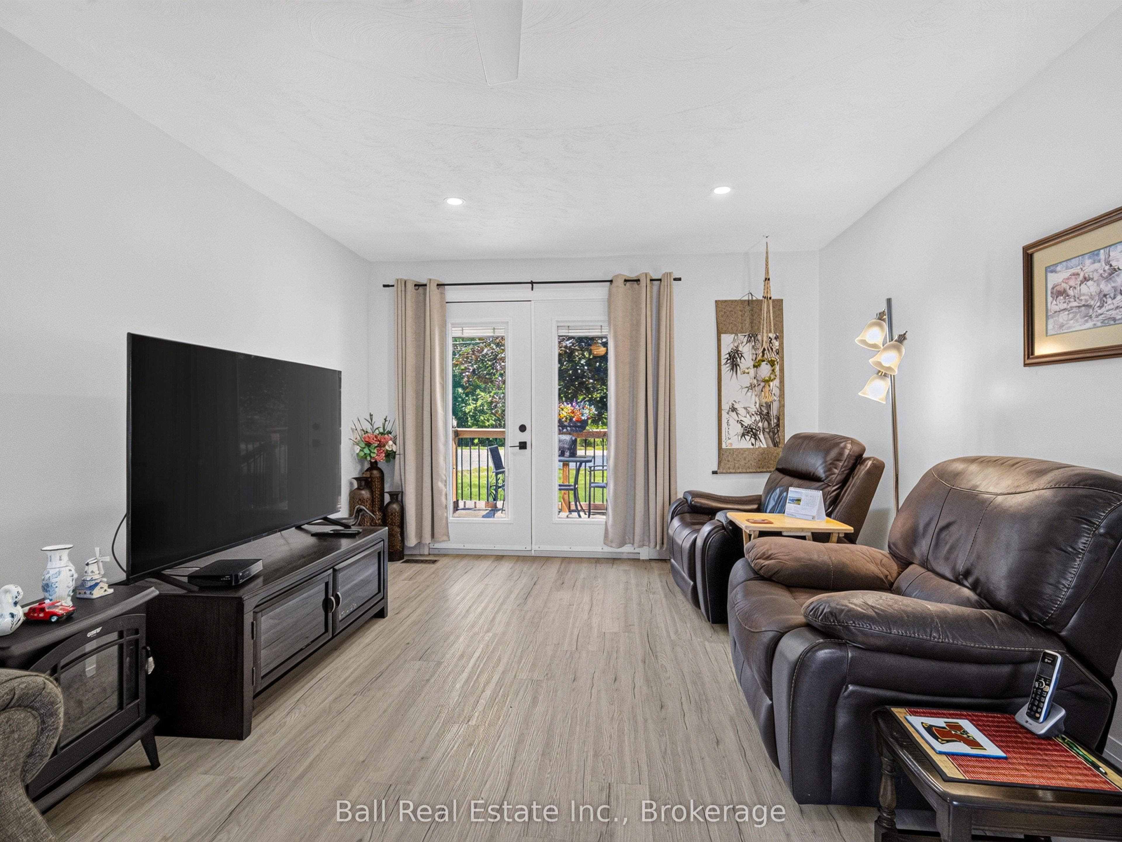 6 Ermatinger Street Property Photo 19