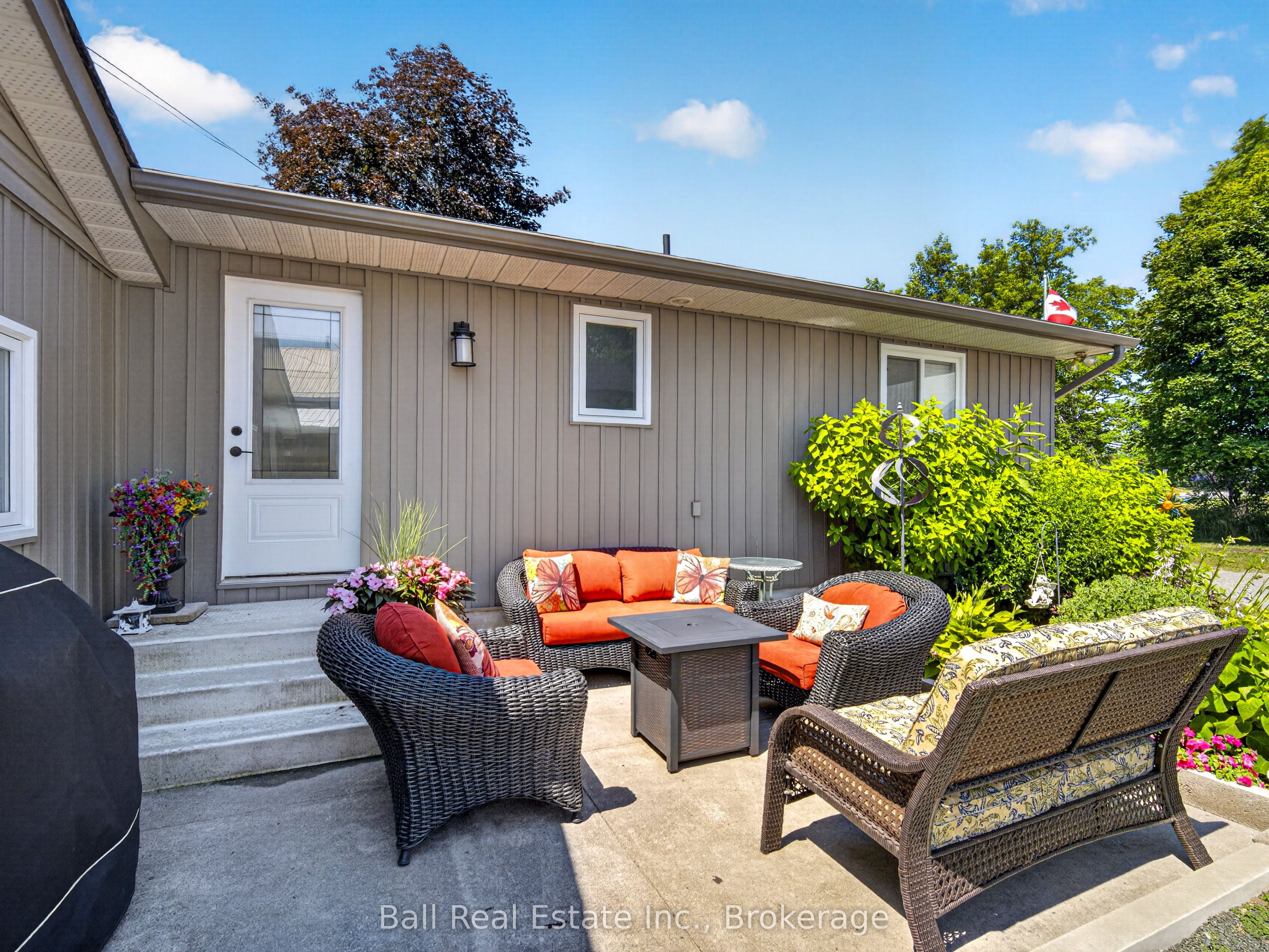 6 Ermatinger Street Property Photo 27