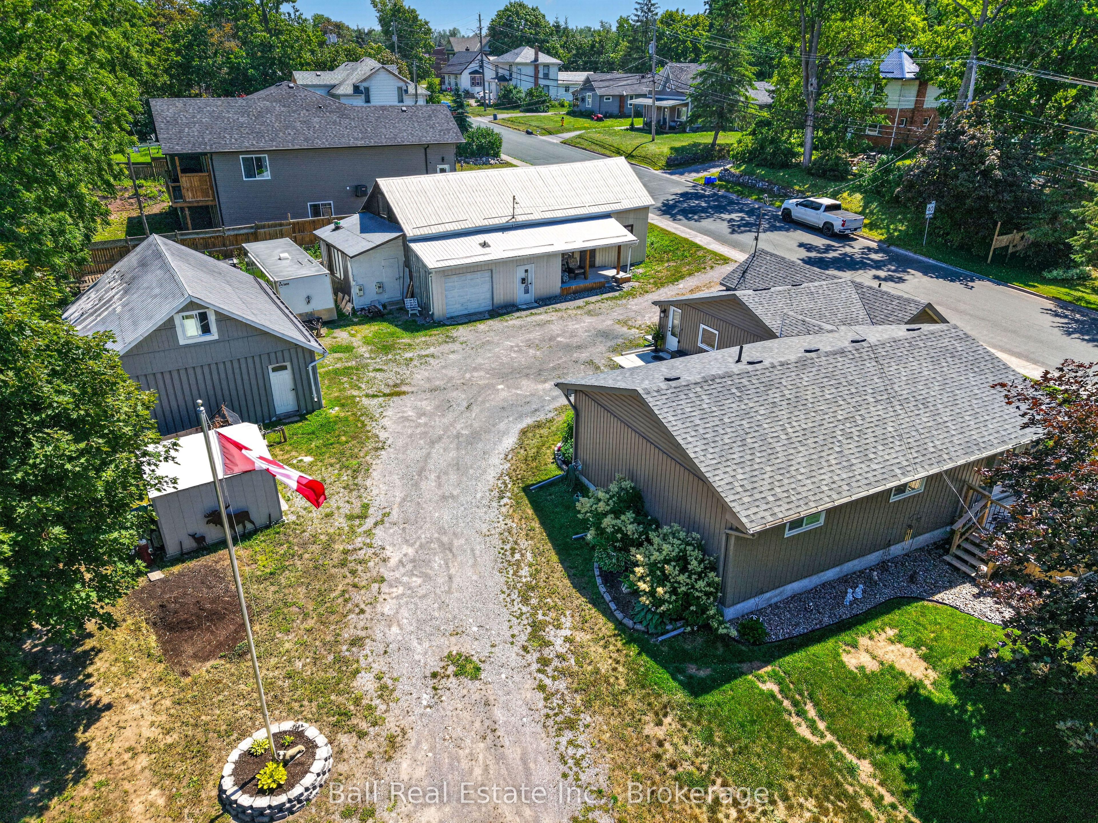 6 Ermatinger Street Property Photo 38
