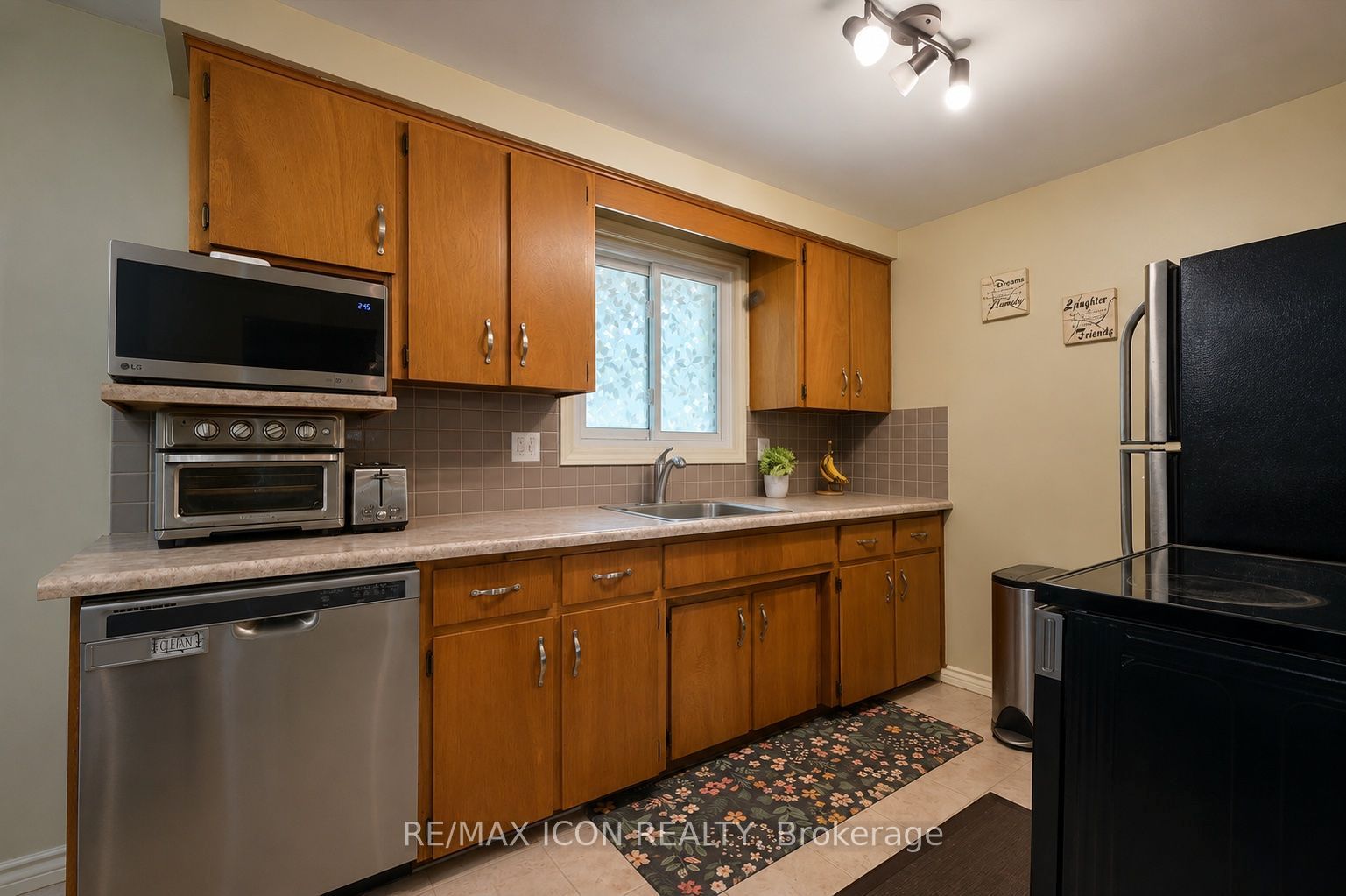 165 Selkirk Drive Property Photo 4