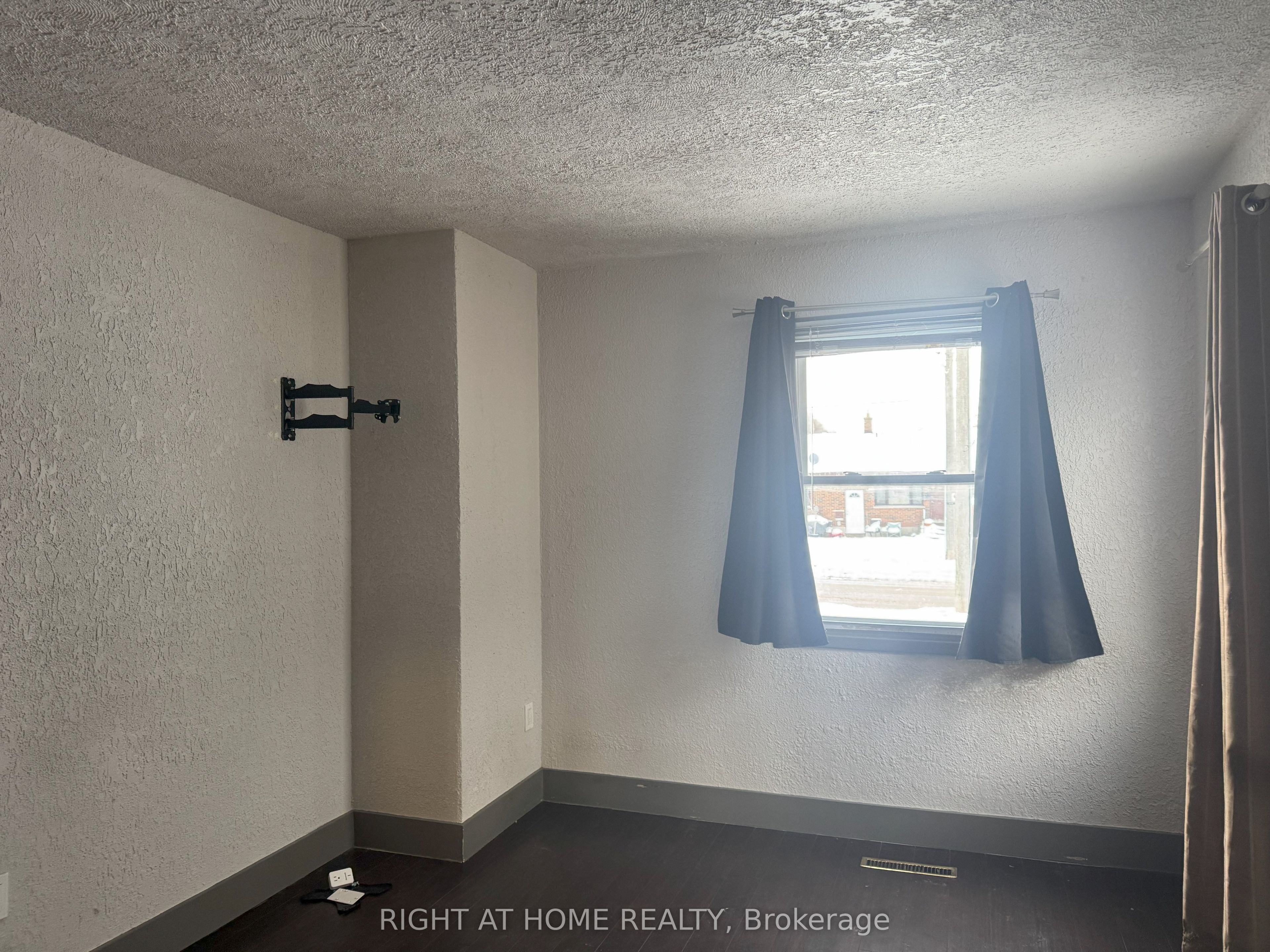 144 Baseline Road W Property Photo 12