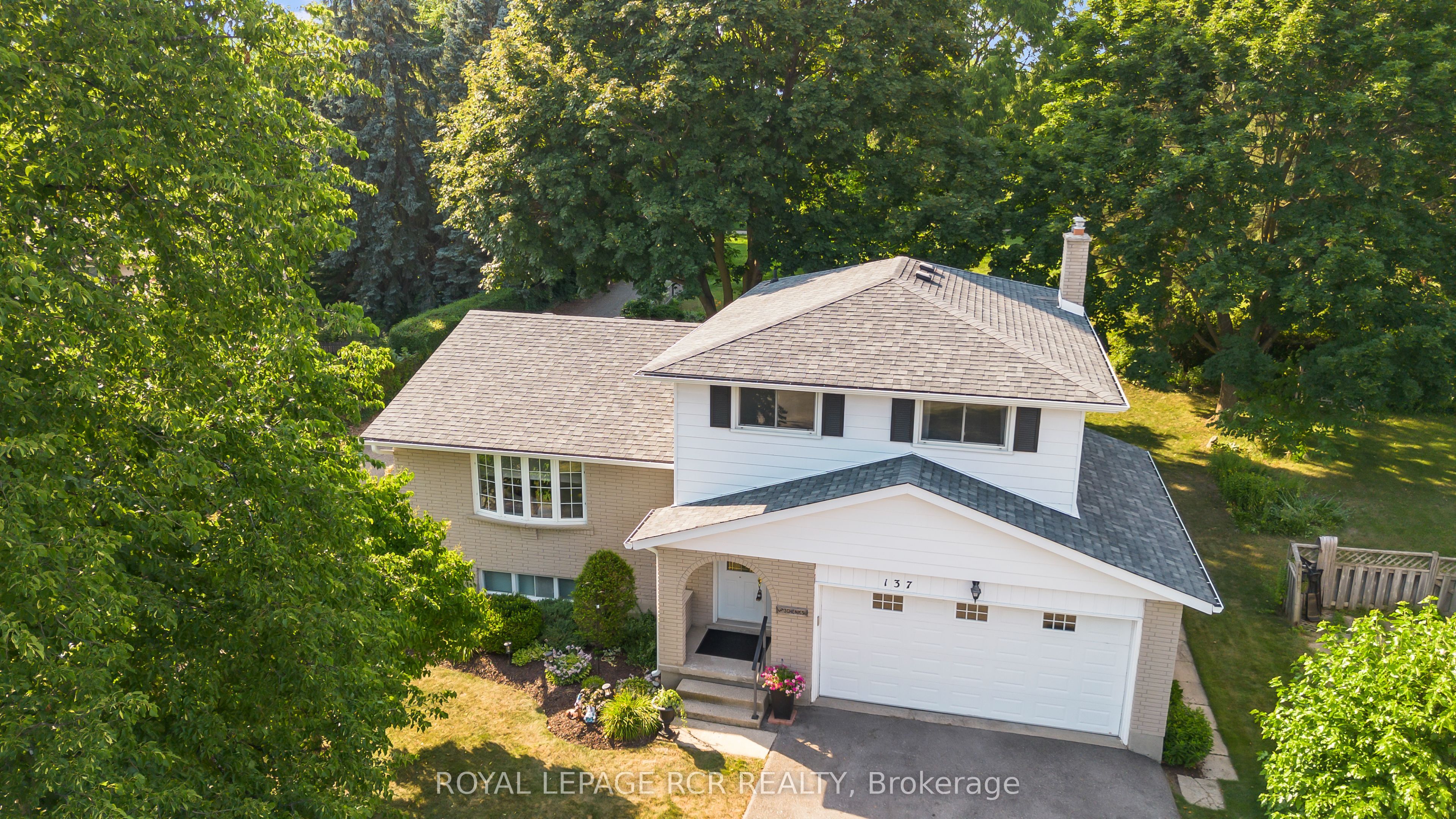 137 White Pine Crescent Property Photo 2