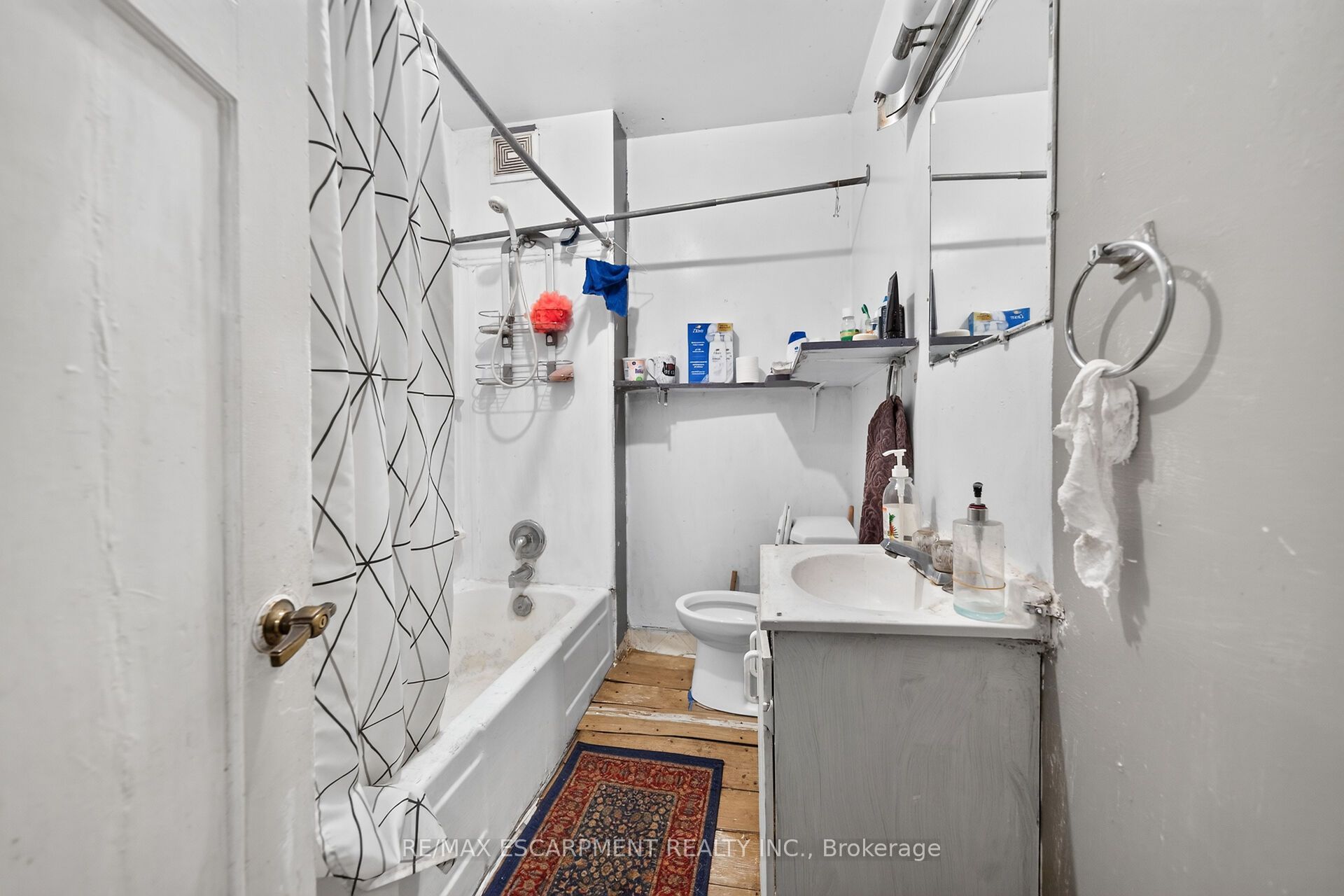 817 King Street E Property Photo 12