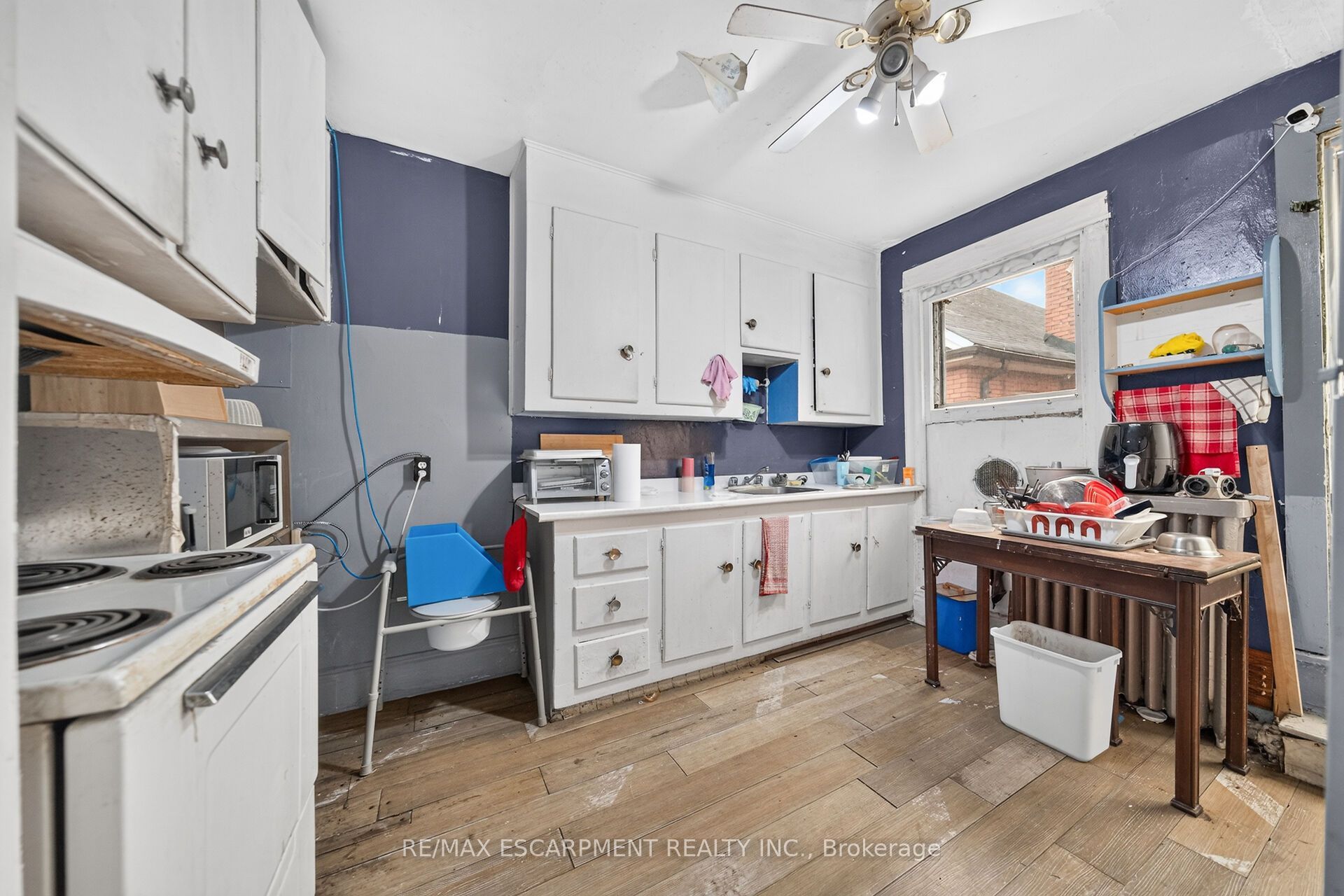 817 King Street E Property Photo 13