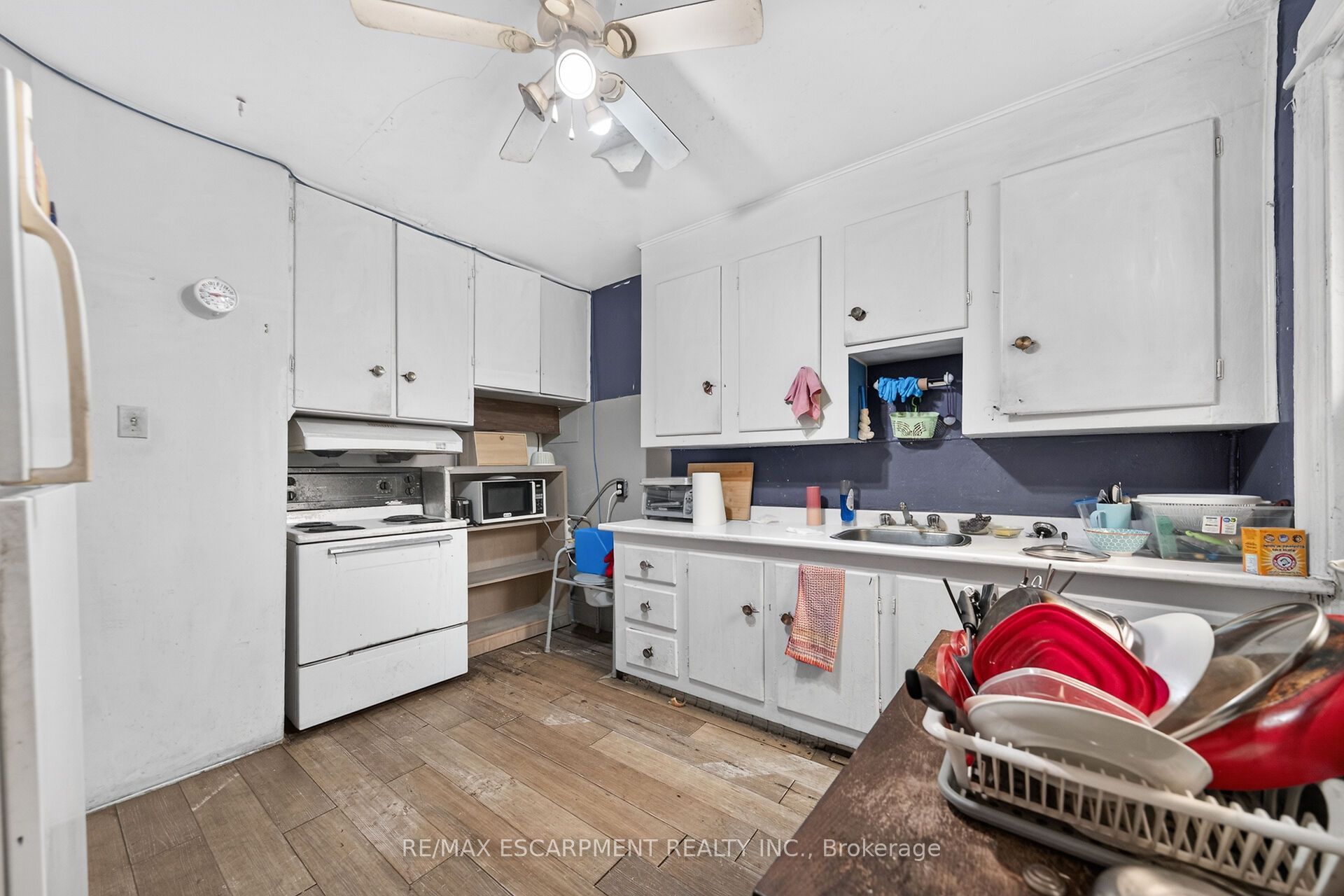 817 King Street E Property Photo 14