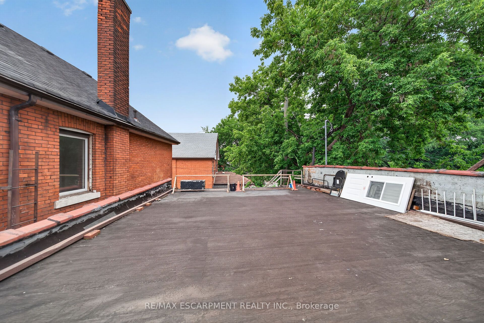 817 King Street E Property Photo 16