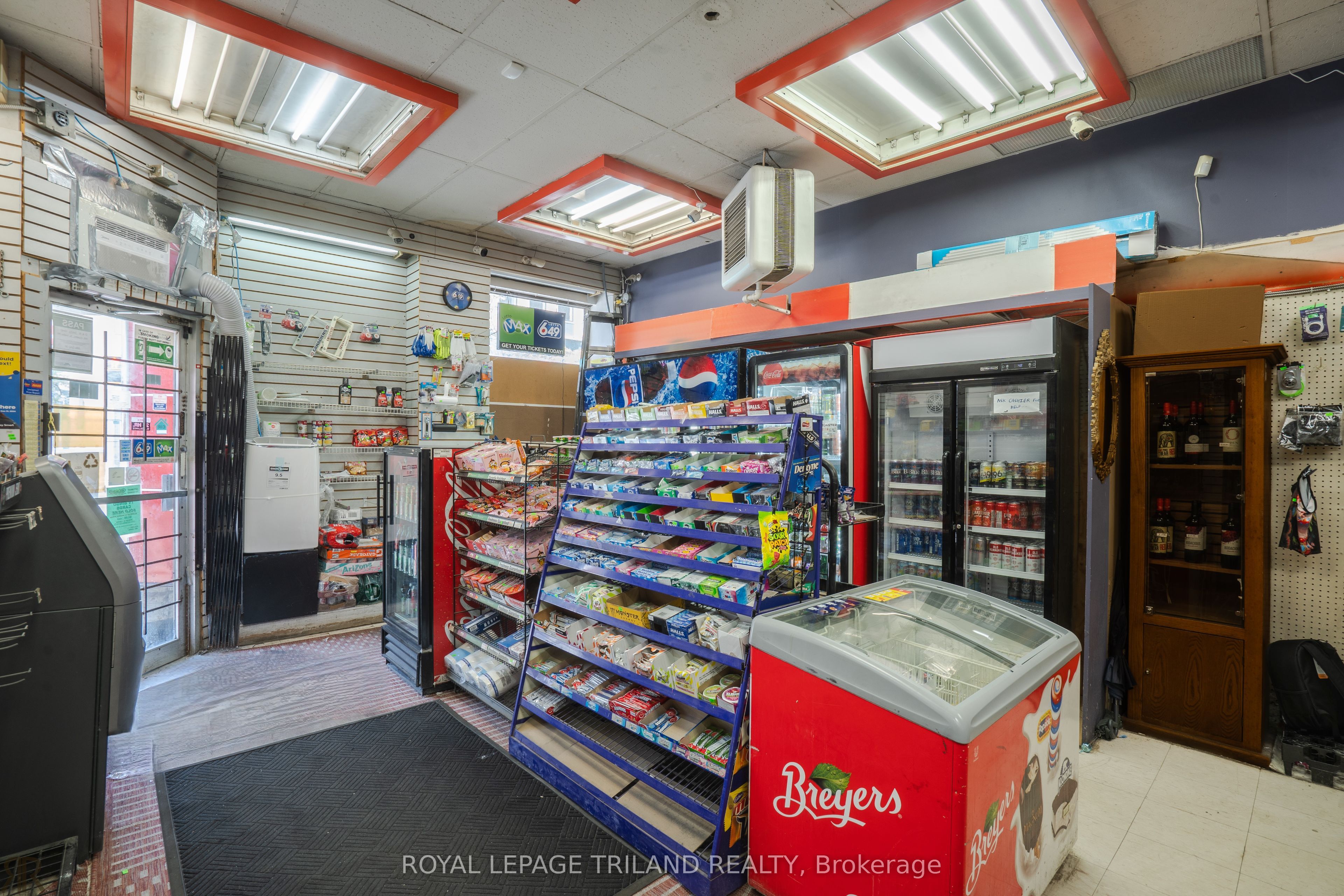 163 Dundas Street E Property Photo 8