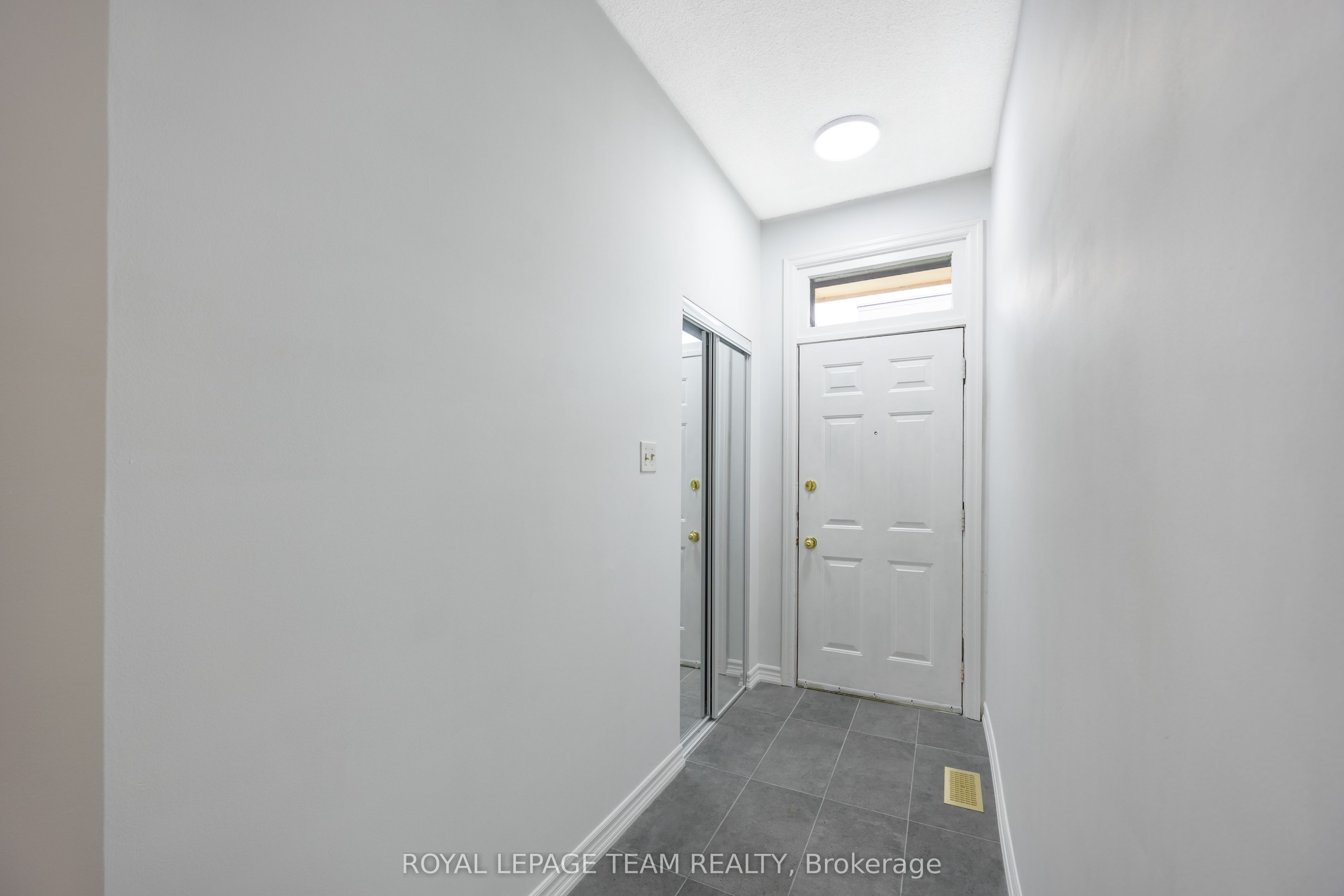 301 Somerset Street E Property Photo 6
