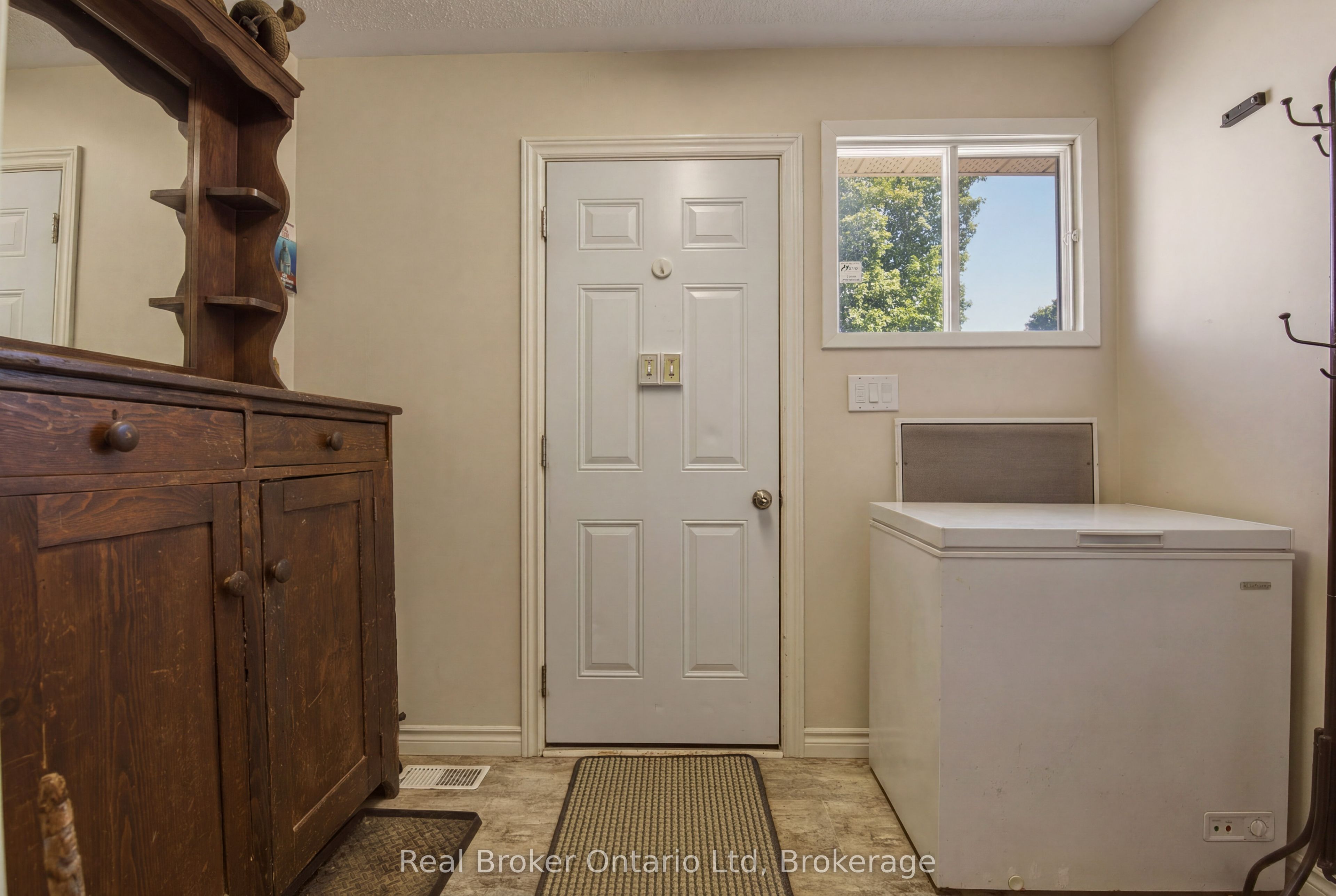 117005 Grey 3 Road Property Photo 5