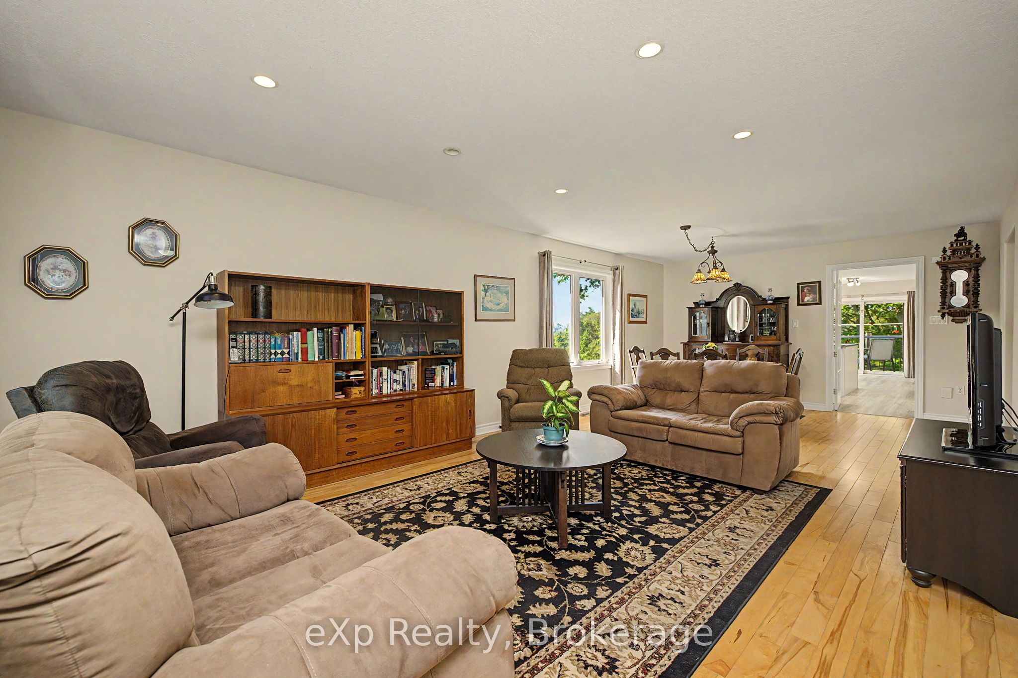 2 Mann Avenue N Property Photo 4